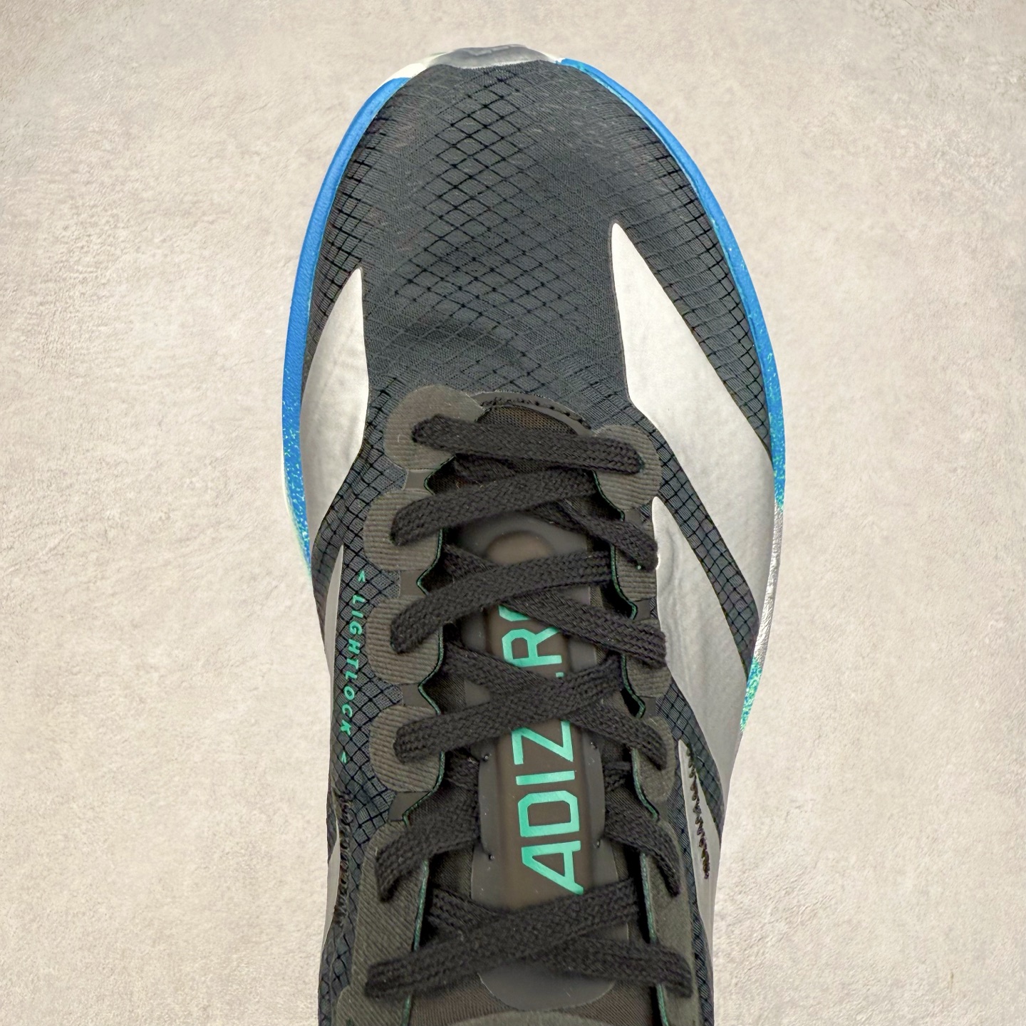 图片[4]-AD Adizero Adios Pro 4 马拉松竞速专业跑鞋 JR6365 CELERMESH针织网面非常轻薄 纤维间的缝隙很大 可以保证跑步时的透气、排汗效果 鞋舌直接与两侧的内衬和鞋底连接在一起 在跑步过程中不会被鞋舌的左右移动所困扰 在标准鞋带孔的基础上再拓宽一组鞋带孔 适合不同脚型的需求 突破性 EnergyRods 技术，有助于跑者实现更好的成绩 中底独特的LIGHTSTRIKE PRO泡棉材质 微弹感觉在跑步过程中给予了良好的支撑体验 对于顶级精英和高水平进阶跑者来说 ADIOS PRO是一双值得信赖的竞速比赛用鞋 尺码：36 36.5 37.5 38 38.5 39 40 40.5 41 42 42.5 43 44 44.5 45-选品中心