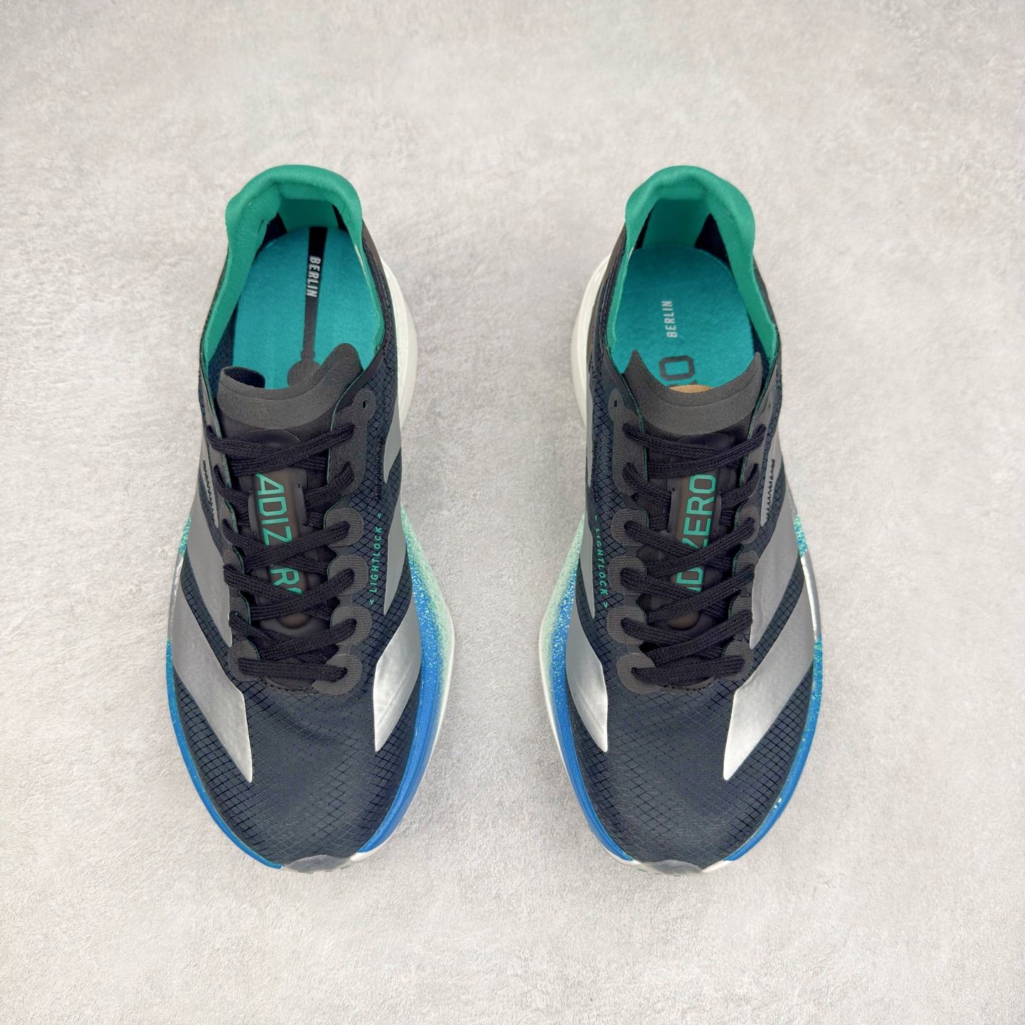 图片[2]-AD Adizero Adios Pro 4 马拉松竞速专业跑鞋 JR6365 CELERMESH针织网面非常轻薄 纤维间的缝隙很大 可以保证跑步时的透气、排汗效果 鞋舌直接与两侧的内衬和鞋底连接在一起 在跑步过程中不会被鞋舌的左右移动所困扰 在标准鞋带孔的基础上再拓宽一组鞋带孔 适合不同脚型的需求 突破性 EnergyRods 技术，有助于跑者实现更好的成绩 中底独特的LIGHTSTRIKE PRO泡棉材质 微弹感觉在跑步过程中给予了良好的支撑体验 对于顶级精英和高水平进阶跑者来说 ADIOS PRO是一双值得信赖的竞速比赛用鞋 尺码：36 36.5 37.5 38 38.5 39 40 40.5 41 42 42.5 43 44 44.5 45-选品中心