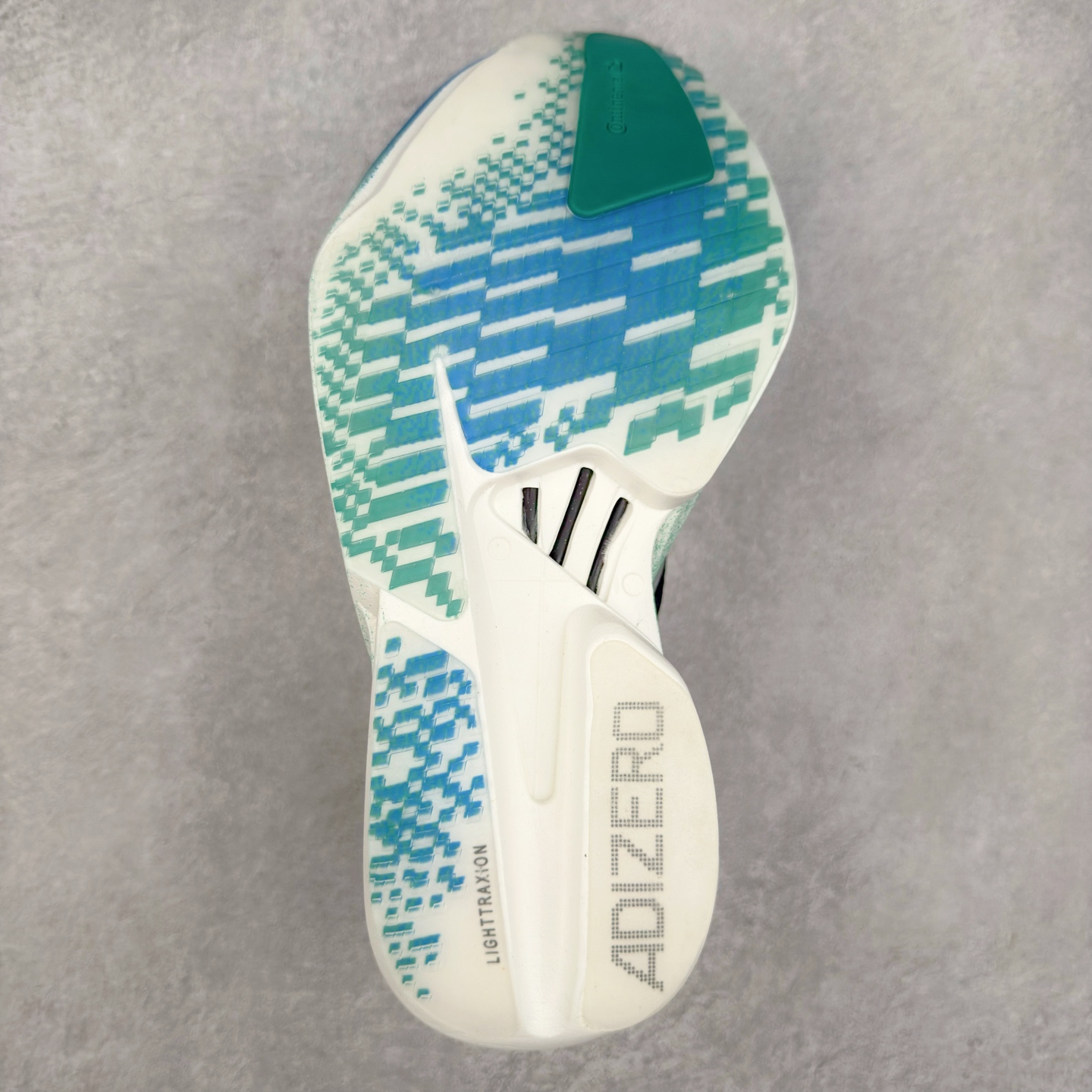 图片[9]-AD Adizero Adios Pro 4 马拉松竞速专业跑鞋 JR6365 CELERMESH针织网面非常轻薄 纤维间的缝隙很大 可以保证跑步时的透气、排汗效果 鞋舌直接与两侧的内衬和鞋底连接在一起 在跑步过程中不会被鞋舌的左右移动所困扰 在标准鞋带孔的基础上再拓宽一组鞋带孔 适合不同脚型的需求 突破性 EnergyRods 技术，有助于跑者实现更好的成绩 中底独特的LIGHTSTRIKE PRO泡棉材质 微弹感觉在跑步过程中给予了良好的支撑体验 对于顶级精英和高水平进阶跑者来说 ADIOS PRO是一双值得信赖的竞速比赛用鞋 尺码：36 36.5 37.5 38 38.5 39 40 40.5 41 42 42.5 43 44 44.5 45-选品中心