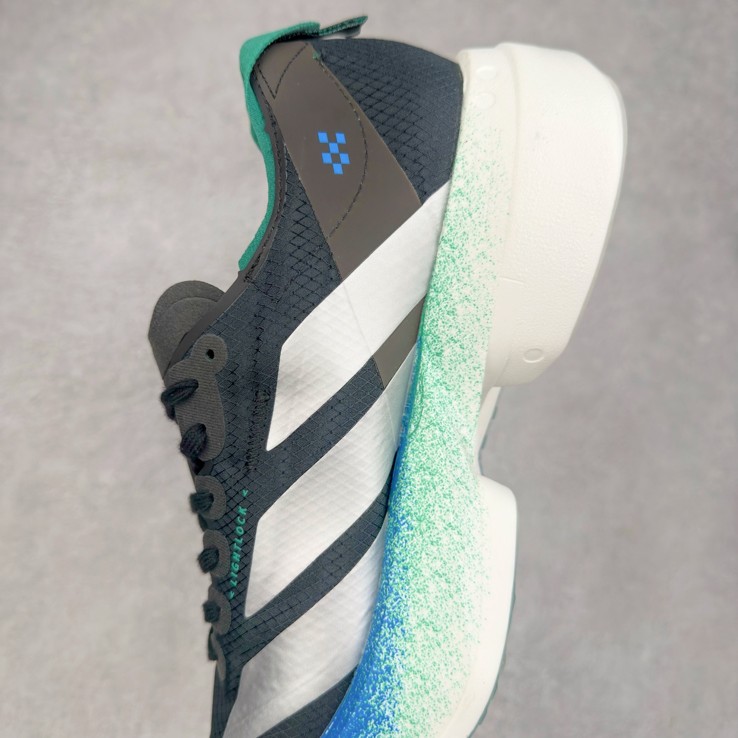 图片[7]-AD Adizero Adios Pro 4 马拉松竞速专业跑鞋 JR6365 CELERMESH针织网面非常轻薄 纤维间的缝隙很大 可以保证跑步时的透气、排汗效果 鞋舌直接与两侧的内衬和鞋底连接在一起 在跑步过程中不会被鞋舌的左右移动所困扰 在标准鞋带孔的基础上再拓宽一组鞋带孔 适合不同脚型的需求 突破性 EnergyRods 技术，有助于跑者实现更好的成绩 中底独特的LIGHTSTRIKE PRO泡棉材质 微弹感觉在跑步过程中给予了良好的支撑体验 对于顶级精英和高水平进阶跑者来说 ADIOS PRO是一双值得信赖的竞速比赛用鞋 尺码：36 36.5 37.5 38 38.5 39 40 40.5 41 42 42.5 43 44 44.5 45-选品中心