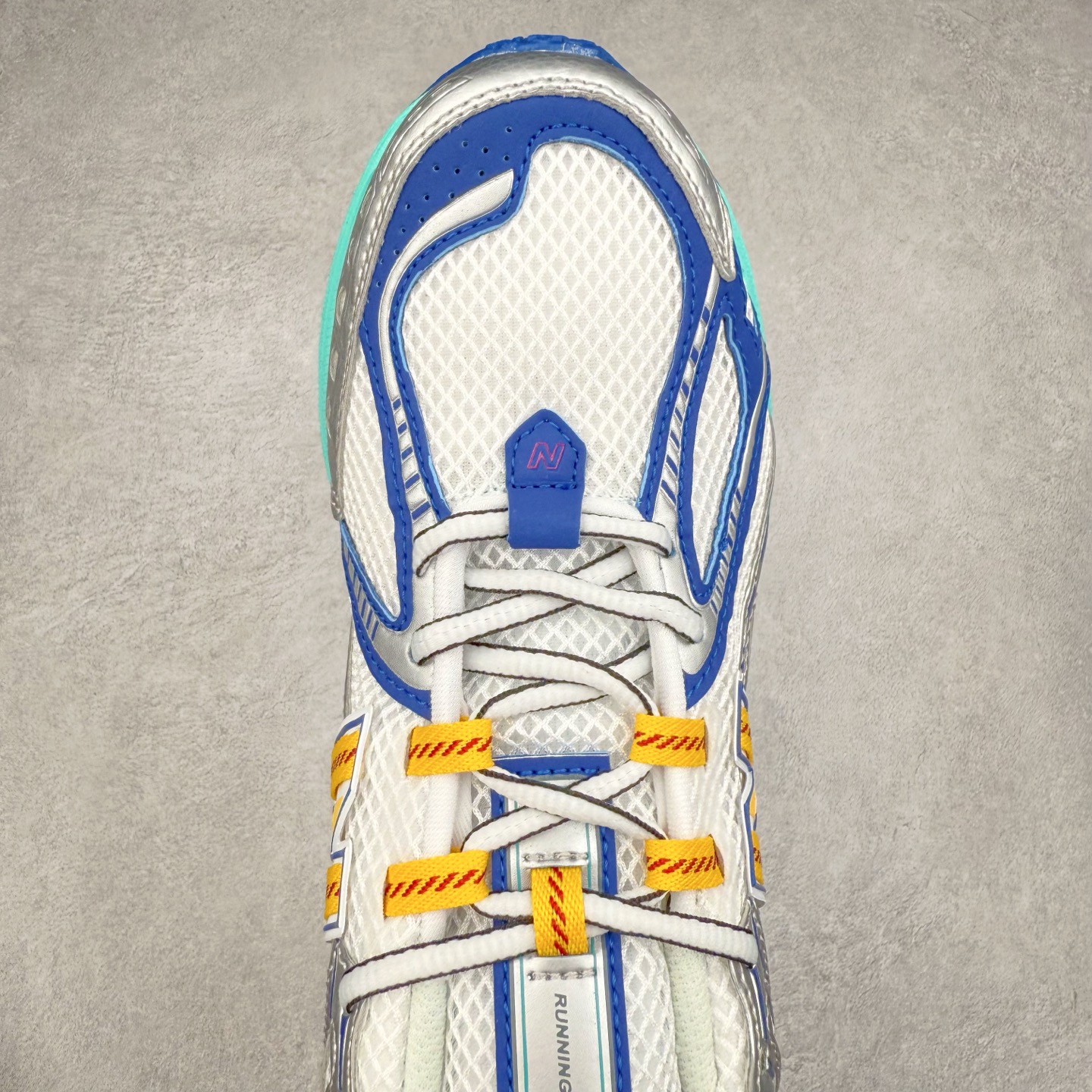 图片[4]-New Balance M1906R NB新百伦系列复古老爹风休闲运动慢跑鞋 日韩出口特供订单 全网最全配色 配套商长期套现长期补货 全新货品 正常出厂触屏不到的单价 超级跑量款 全套原楦原纸板原厂数据开发 进口三明治网面 原装进口翻毛皮料正确绒感卡色 正确中底拉帮中底网布细节 采用轻质牛剖革拼接透气网眼衬垫织物鞋面材质 T-Beam大底提供足步弓支撑 保持步态稳定 后跟搭载外露缓震胶 鞋身整体以各种深浅不一的灰色覆盖 鞋头以淡蓝色调装饰 网眼衬垫通过不规律的色块实现做旧的美感 泛黄的鞋底更是进一步增添了复古气息 尺码：36 37 37.5 38 38.5 39.5 40 40.5 41.5 42 42.5 43 44 45-选品中心