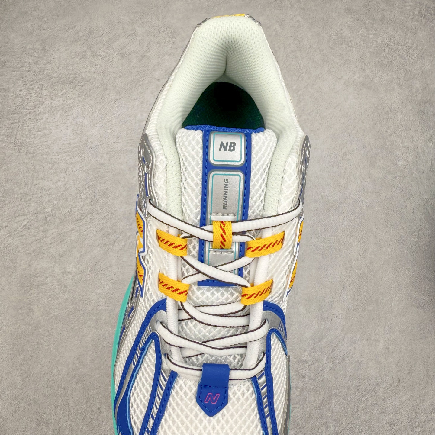 图片[5]-New Balance M1906R NB新百伦系列复古老爹风休闲运动慢跑鞋 日韩出口特供订单 全网最全配色 配套商长期套现长期补货 全新货品 正常出厂触屏不到的单价 超级跑量款 全套原楦原纸板原厂数据开发 进口三明治网面 原装进口翻毛皮料正确绒感卡色 正确中底拉帮中底网布细节 采用轻质牛剖革拼接透气网眼衬垫织物鞋面材质 T-Beam大底提供足步弓支撑 保持步态稳定 后跟搭载外露缓震胶 鞋身整体以各种深浅不一的灰色覆盖 鞋头以淡蓝色调装饰 网眼衬垫通过不规律的色块实现做旧的美感 泛黄的鞋底更是进一步增添了复古气息 尺码：36 37 37.5 38 38.5 39.5 40 40.5 41.5 42 42.5 43 44 45-选品中心