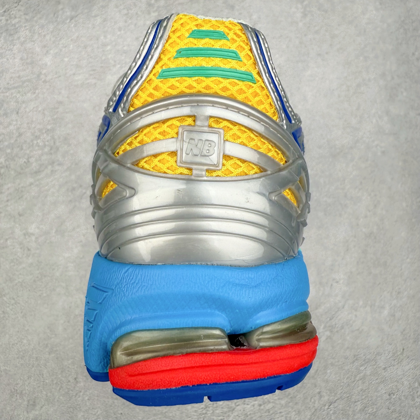 图片[8]-New Balance M1906R NB新百伦系列复古老爹风休闲运动慢跑鞋 日韩出口特供订单 全网最全配色 配套商长期套现长期补货 全新货品 正常出厂触屏不到的单价 超级跑量款 全套原楦原纸板原厂数据开发 进口三明治网面 原装进口翻毛皮料正确绒感卡色 正确中底拉帮中底网布细节 采用轻质牛剖革拼接透气网眼衬垫织物鞋面材质 T-Beam大底提供足步弓支撑 保持步态稳定 后跟搭载外露缓震胶 鞋身整体以各种深浅不一的灰色覆盖 鞋头以淡蓝色调装饰 网眼衬垫通过不规律的色块实现做旧的美感 泛黄的鞋底更是进一步增添了复古气息 尺码：36 37 37.5 38 38.5 39.5 40 40.5 41.5 42 42.5 43 44 45-选品中心