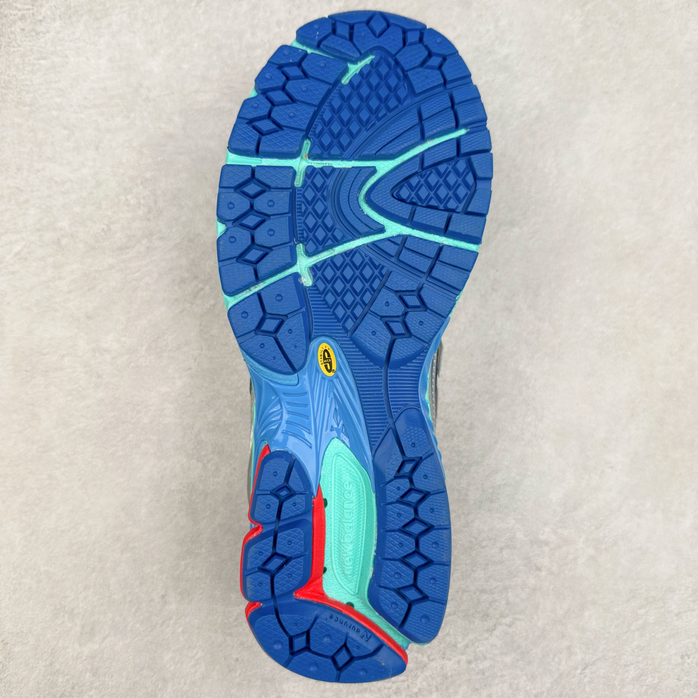 图片[9]-New Balance M1906R NB新百伦系列复古老爹风休闲运动慢跑鞋 日韩出口特供订单 全网最全配色 配套商长期套现长期补货 全新货品 正常出厂触屏不到的单价 超级跑量款 全套原楦原纸板原厂数据开发 进口三明治网面 原装进口翻毛皮料正确绒感卡色 正确中底拉帮中底网布细节 采用轻质牛剖革拼接透气网眼衬垫织物鞋面材质 T-Beam大底提供足步弓支撑 保持步态稳定 后跟搭载外露缓震胶 鞋身整体以各种深浅不一的灰色覆盖 鞋头以淡蓝色调装饰 网眼衬垫通过不规律的色块实现做旧的美感 泛黄的鞋底更是进一步增添了复古气息 尺码：36 37 37.5 38 38.5 39.5 40 40.5 41.5 42 42.5 43 44 45-选品中心