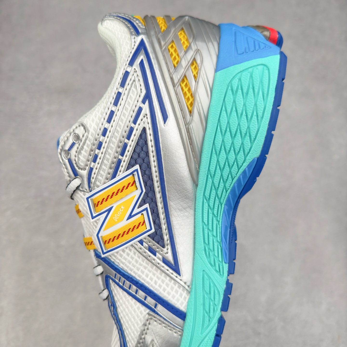 图片[7]-New Balance M1906R NB新百伦系列复古老爹风休闲运动慢跑鞋 日韩出口特供订单 全网最全配色 配套商长期套现长期补货 全新货品 正常出厂触屏不到的单价 超级跑量款 全套原楦原纸板原厂数据开发 进口三明治网面 原装进口翻毛皮料正确绒感卡色 正确中底拉帮中底网布细节 采用轻质牛剖革拼接透气网眼衬垫织物鞋面材质 T-Beam大底提供足步弓支撑 保持步态稳定 后跟搭载外露缓震胶 鞋身整体以各种深浅不一的灰色覆盖 鞋头以淡蓝色调装饰 网眼衬垫通过不规律的色块实现做旧的美感 泛黄的鞋底更是进一步增添了复古气息 尺码：36 37 37.5 38 38.5 39.5 40 40.5 41.5 42 42.5 43 44 45-选品中心