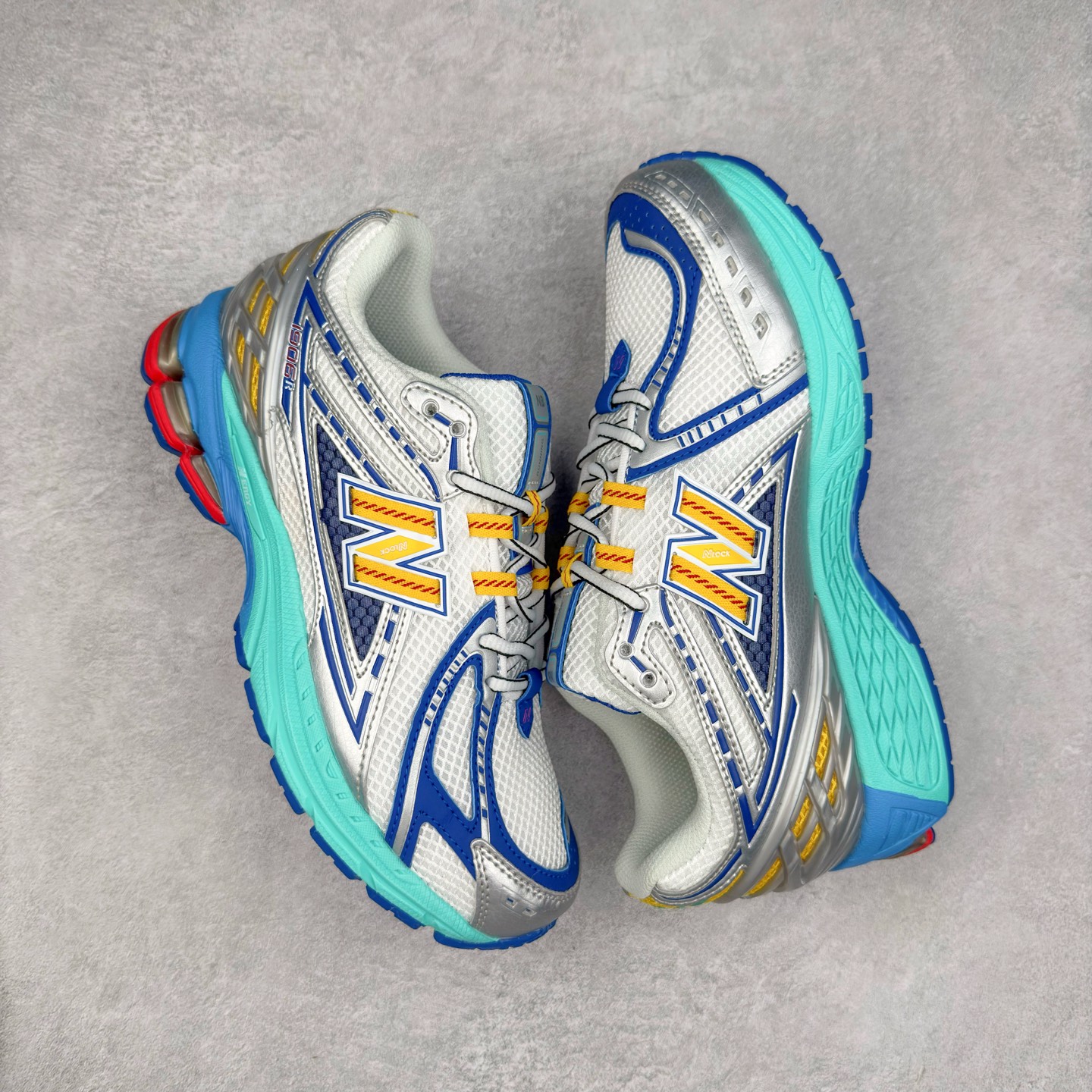 图片[3]-New Balance M1906R NB新百伦系列复古老爹风休闲运动慢跑鞋 日韩出口特供订单 全网最全配色 配套商长期套现长期补货 全新货品 正常出厂触屏不到的单价 超级跑量款 全套原楦原纸板原厂数据开发 进口三明治网面 原装进口翻毛皮料正确绒感卡色 正确中底拉帮中底网布细节 采用轻质牛剖革拼接透气网眼衬垫织物鞋面材质 T-Beam大底提供足步弓支撑 保持步态稳定 后跟搭载外露缓震胶 鞋身整体以各种深浅不一的灰色覆盖 鞋头以淡蓝色调装饰 网眼衬垫通过不规律的色块实现做旧的美感 泛黄的鞋底更是进一步增添了复古气息 尺码：36 37 37.5 38 38.5 39.5 40 40.5 41.5 42 42.5 43 44 45-选品中心