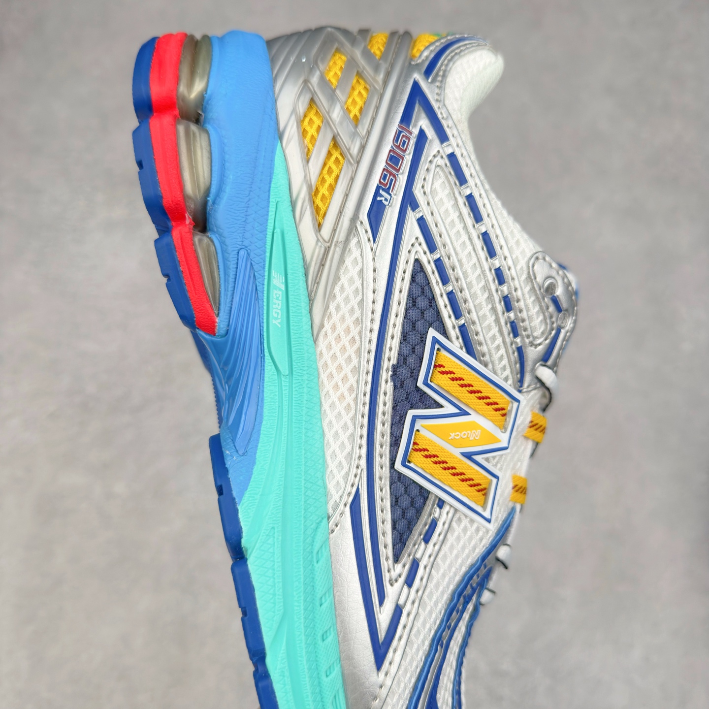 图片[6]-New Balance M1906R NB新百伦系列复古老爹风休闲运动慢跑鞋 日韩出口特供订单 全网最全配色 配套商长期套现长期补货 全新货品 正常出厂触屏不到的单价 超级跑量款 全套原楦原纸板原厂数据开发 进口三明治网面 原装进口翻毛皮料正确绒感卡色 正确中底拉帮中底网布细节 采用轻质牛剖革拼接透气网眼衬垫织物鞋面材质 T-Beam大底提供足步弓支撑 保持步态稳定 后跟搭载外露缓震胶 鞋身整体以各种深浅不一的灰色覆盖 鞋头以淡蓝色调装饰 网眼衬垫通过不规律的色块实现做旧的美感 泛黄的鞋底更是进一步增添了复古气息 尺码：36 37 37.5 38 38.5 39.5 40 40.5 41.5 42 42.5 43 44 45-选品中心