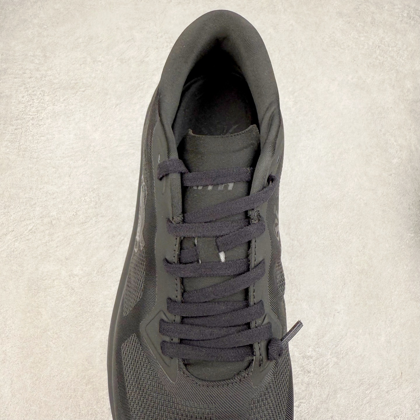 图片[5]-KITH x On Cloudzone 昂跑舒适百搭防滑耐磨 低帮休闲跑步鞋 昂跑运动品牌 开创于2010年 缓震着陆、强效回弹、轻柔质感的设计构思始终是ON研制关键 与此同时基于“为全球提供革新性的跑步感受”信念 陆续推出了多款跑鞋及其以专业运动人体跑步工程学为设计关键的功能性跑步服饰设备 让跑者不费力气地畅快畅跑 尺码：36 36.5 37.5 38 38.5 39 40 40.5 41 42 42.5 43 44 44.5 45-选品中心