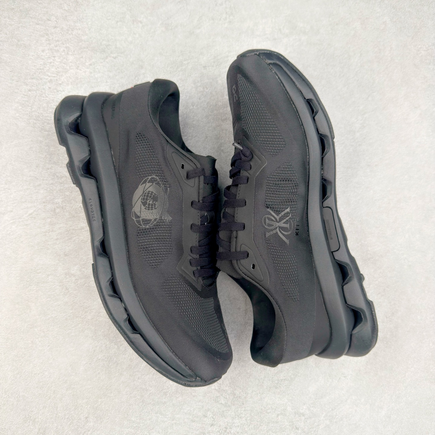 图片[3]-KITH x On Cloudzone 昂跑舒适百搭防滑耐磨 低帮休闲跑步鞋 昂跑运动品牌 开创于2010年 缓震着陆、强效回弹、轻柔质感的设计构思始终是ON研制关键 与此同时基于“为全球提供革新性的跑步感受”信念 陆续推出了多款跑鞋及其以专业运动人体跑步工程学为设计关键的功能性跑步服饰设备 让跑者不费力气地畅快畅跑 尺码：36 36.5 37.5 38 38.5 39 40 40.5 41 42 42.5 43 44 44.5 45-选品中心