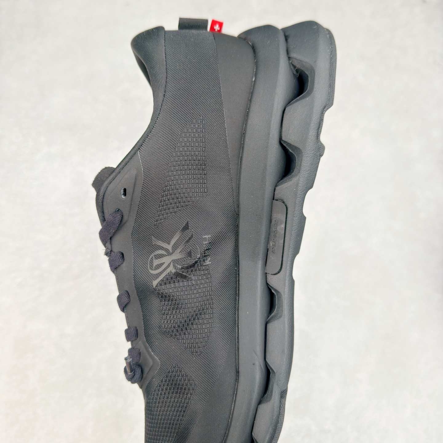 图片[7]-KITH x On Cloudzone 昂跑舒适百搭防滑耐磨 低帮休闲跑步鞋 昂跑运动品牌 开创于2010年 缓震着陆、强效回弹、轻柔质感的设计构思始终是ON研制关键 与此同时基于“为全球提供革新性的跑步感受”信念 陆续推出了多款跑鞋及其以专业运动人体跑步工程学为设计关键的功能性跑步服饰设备 让跑者不费力气地畅快畅跑 尺码：36 36.5 37.5 38 38.5 39 40 40.5 41 42 42.5 43 44 44.5 45-选品中心