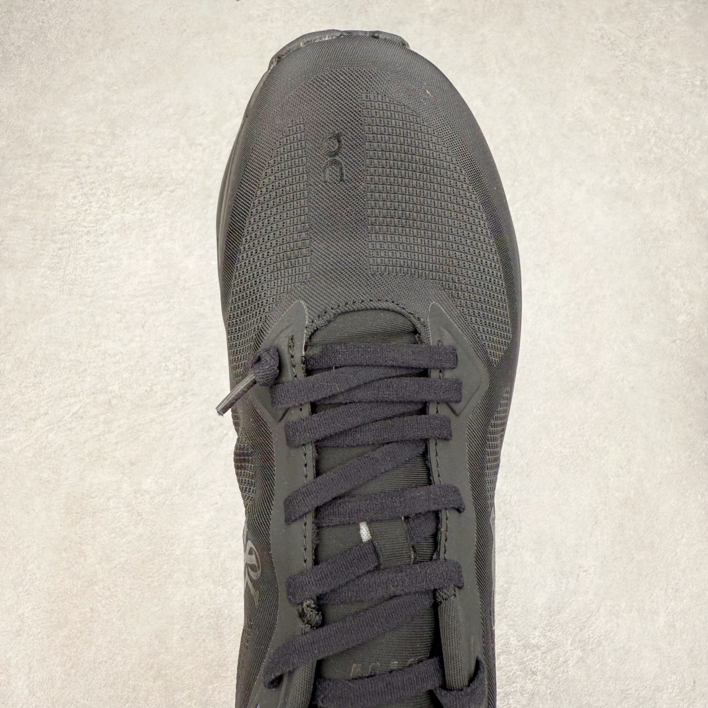 图片[4]-KITH x On Cloudzone 昂跑舒适百搭防滑耐磨 低帮休闲跑步鞋 昂跑运动品牌 开创于2010年 缓震着陆、强效回弹、轻柔质感的设计构思始终是ON研制关键 与此同时基于“为全球提供革新性的跑步感受”信念 陆续推出了多款跑鞋及其以专业运动人体跑步工程学为设计关键的功能性跑步服饰设备 让跑者不费力气地畅快畅跑 尺码：36 36.5 37.5 38 38.5 39 40 40.5 41 42 42.5 43 44 44.5 45-选品中心