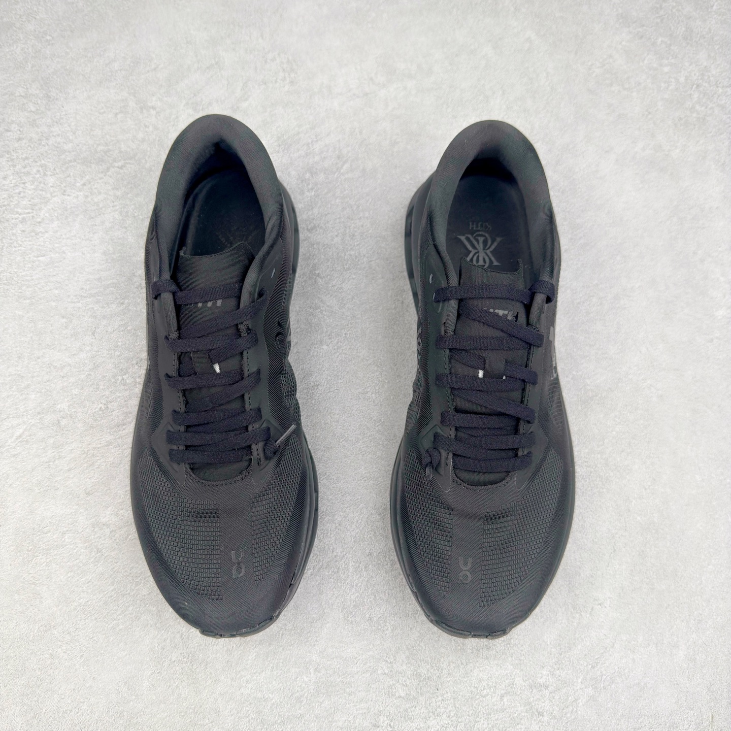 图片[2]-KITH x On Cloudzone 昂跑舒适百搭防滑耐磨 低帮休闲跑步鞋 昂跑运动品牌 开创于2010年 缓震着陆、强效回弹、轻柔质感的设计构思始终是ON研制关键 与此同时基于“为全球提供革新性的跑步感受”信念 陆续推出了多款跑鞋及其以专业运动人体跑步工程学为设计关键的功能性跑步服饰设备 让跑者不费力气地畅快畅跑 尺码：36 36.5 37.5 38 38.5 39 40 40.5 41 42 42.5 43 44 44.5 45-选品中心