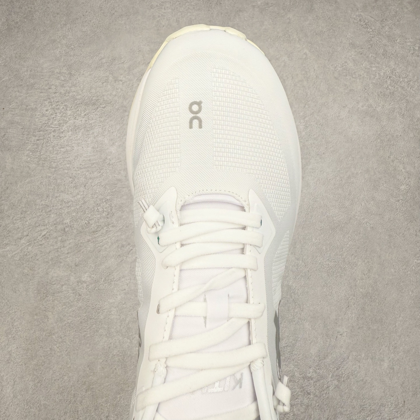 图片[4]-KITH x On Cloudzone 昂跑舒适百搭防滑耐磨 低帮休闲跑步鞋 昂跑运动品牌 开创于2010年 缓震着陆、强效回弹、轻柔质感的设计构思始终是ON研制关键 与此同时基于“为全球提供革新性的跑步感受”信念 陆续推出了多款跑鞋及其以专业运动人体跑步工程学为设计关键的功能性跑步服饰设备 让跑者不费力气地畅快畅跑 尺码：36 36.5 37.5 38 38.5 39 40 40.5 41 42 42.5 43 44 44.5 45-选品中心