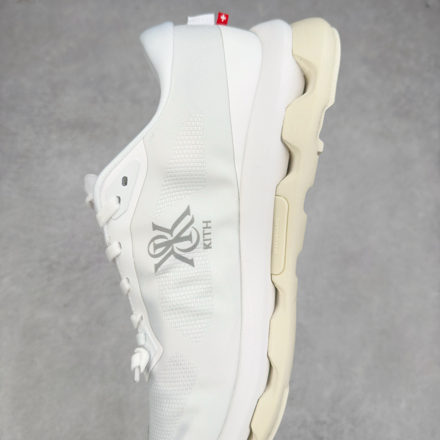 图片[7]-KITH x On Cloudzone 昂跑舒适百搭防滑耐磨 低帮休闲跑步鞋 昂跑运动品牌 开创于2010年 缓震着陆、强效回弹、轻柔质感的设计构思始终是ON研制关键 与此同时基于“为全球提供革新性的跑步感受”信念 陆续推出了多款跑鞋及其以专业运动人体跑步工程学为设计关键的功能性跑步服饰设备 让跑者不费力气地畅快畅跑 尺码：36 36.5 37.5 38 38.5 39 40 40.5 41 42 42.5 43 44 44.5 45-选品中心