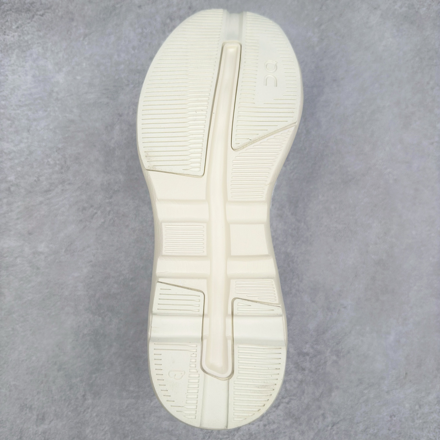 图片[9]-KITH x On Cloudzone 昂跑舒适百搭防滑耐磨 低帮休闲跑步鞋 昂跑运动品牌 开创于2010年 缓震着陆、强效回弹、轻柔质感的设计构思始终是ON研制关键 与此同时基于“为全球提供革新性的跑步感受”信念 陆续推出了多款跑鞋及其以专业运动人体跑步工程学为设计关键的功能性跑步服饰设备 让跑者不费力气地畅快畅跑 尺码：36 36.5 37.5 38 38.5 39 40 40.5 41 42 42.5 43 44 44.5 45-选品中心