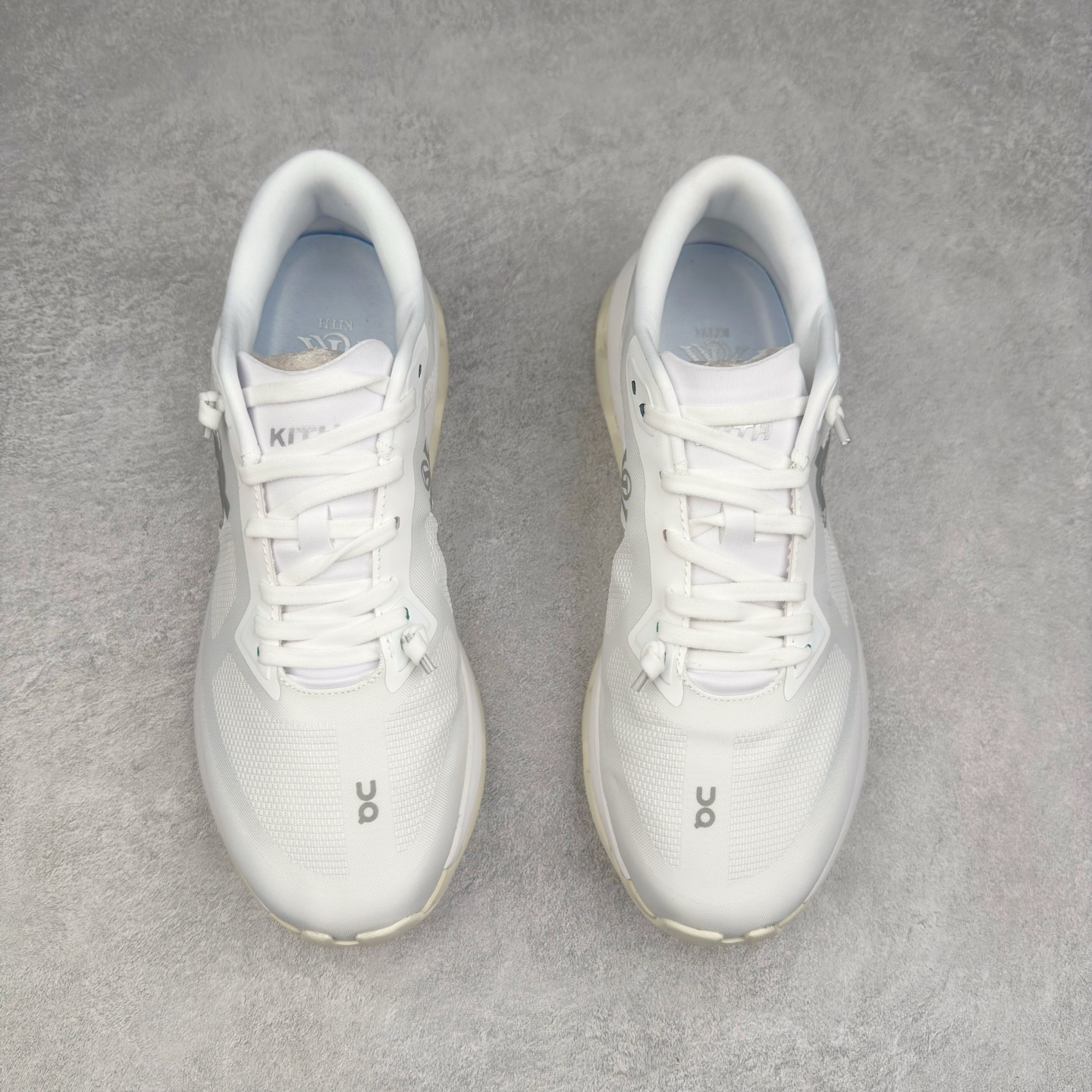 图片[2]-KITH x On Cloudzone 昂跑舒适百搭防滑耐磨 低帮休闲跑步鞋 昂跑运动品牌 开创于2010年 缓震着陆、强效回弹、轻柔质感的设计构思始终是ON研制关键 与此同时基于“为全球提供革新性的跑步感受”信念 陆续推出了多款跑鞋及其以专业运动人体跑步工程学为设计关键的功能性跑步服饰设备 让跑者不费力气地畅快畅跑 尺码：36 36.5 37.5 38 38.5 39 40 40.5 41 42 42.5 43 44 44.5 45-选品中心