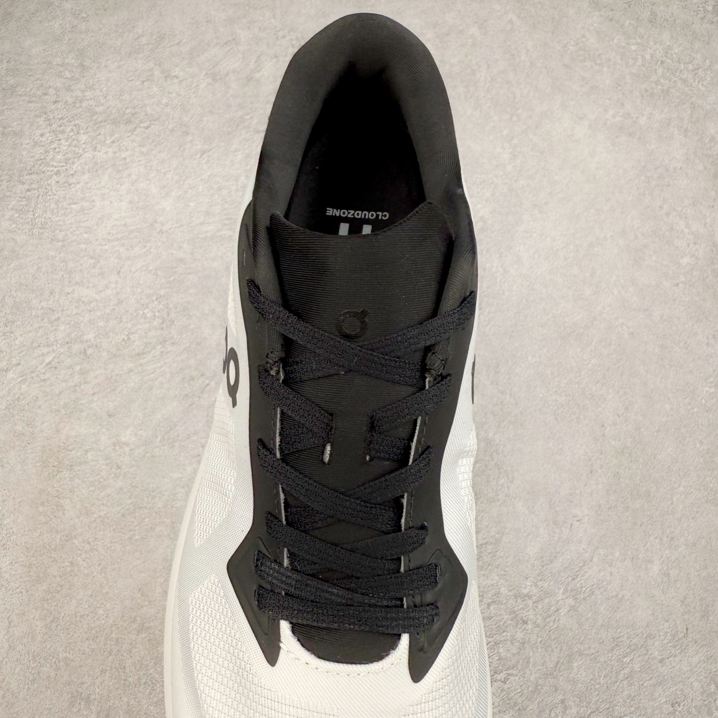 图片[5]-KITH x On Cloudzone 昂跑舒适百搭防滑耐磨 低帮休闲跑步鞋 昂跑运动品牌 开创于2010年 缓震着陆、强效回弹、轻柔质感的设计构思始终是ON研制关键 与此同时基于“为全球提供革新性的跑步感受”信念 陆续推出了多款跑鞋及其以专业运动人体跑步工程学为设计关键的功能性跑步服饰设备 让跑者不费力气地畅快畅跑 尺码：36 36.5 37.5 38 38.5 39 40 40.5 41 42 42.5 43 44 44.5 45-选品中心