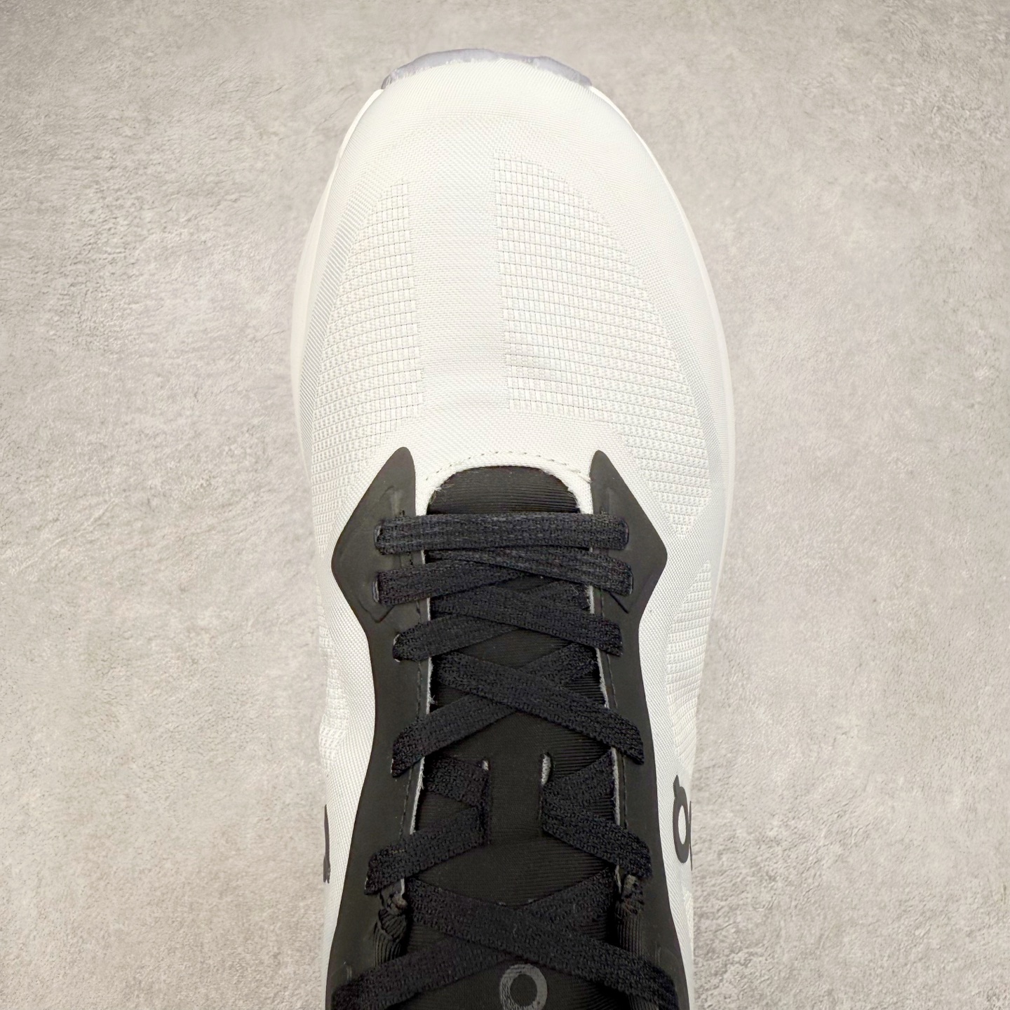 图片[4]-KITH x On Cloudzone 昂跑舒适百搭防滑耐磨 低帮休闲跑步鞋 昂跑运动品牌 开创于2010年 缓震着陆、强效回弹、轻柔质感的设计构思始终是ON研制关键 与此同时基于“为全球提供革新性的跑步感受”信念 陆续推出了多款跑鞋及其以专业运动人体跑步工程学为设计关键的功能性跑步服饰设备 让跑者不费力气地畅快畅跑 尺码：36 36.5 37.5 38 38.5 39 40 40.5 41 42 42.5 43 44 44.5 45-选品中心