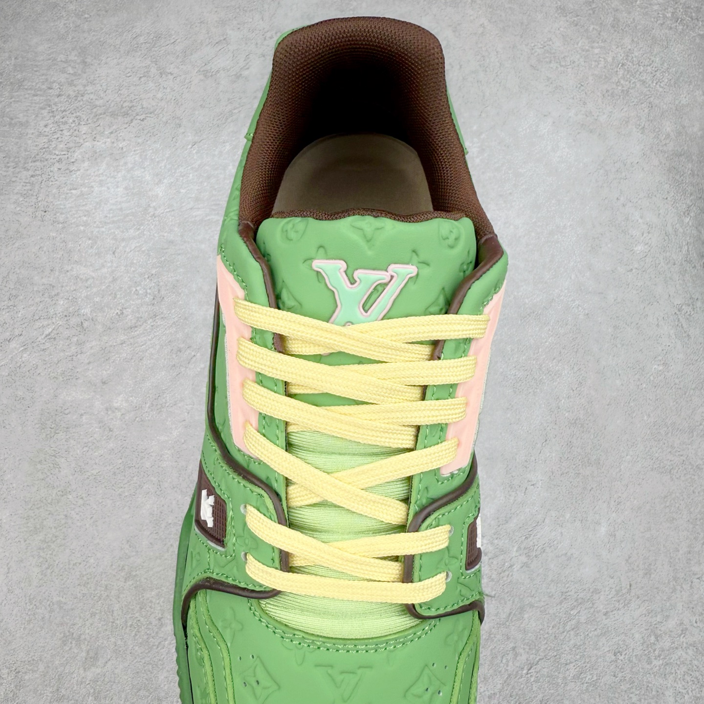 图片[5]-＃TG Louis Vuitton Trainer lv时装走秀运动鞋板鞋 纯白 老外外贸私人订单 口碑实力大厂出品 出货即市场巅峰 全套原纸板楦头开发 原汁原味 完美呈现版型 原数据独家私模大底 超高清洁度 极限压缩成本 超级跑量款式 全套原楦原纸版原鞋开模 独家磨具开发男女鞋 全网最具灵魂的版型 正确原装黄色鞋盒 正确中底印花 鞋面印花3D高频深度立体 全鞋电脑针车 紧密相连 针距密度一致 环保乳胶注塑鞋垫 厚度脚感还原原版 皮面裁剪部位 统一油边封口工艺 原装橡胶大底含胶量大底组合零偏差 专柜全套包装 防尘袋 说明书 质保卡 尺码：35 36 37 38 39 40 41 42 43 44 45-选品中心