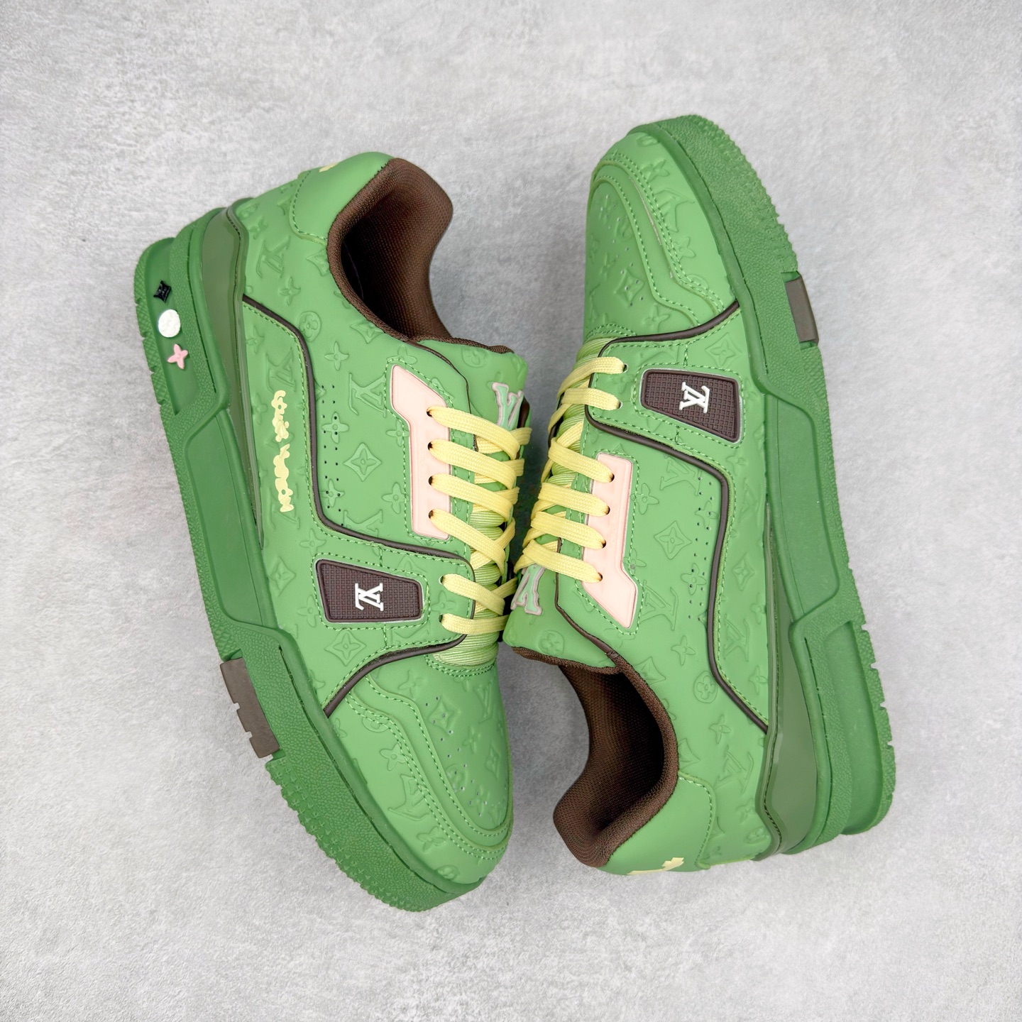 图片[3]-＃TG Louis Vuitton Trainer lv时装走秀运动鞋板鞋 纯白 老外外贸私人订单 口碑实力大厂出品 出货即市场巅峰 全套原纸板楦头开发 原汁原味 完美呈现版型 原数据独家私模大底 超高清洁度 极限压缩成本 超级跑量款式 全套原楦原纸版原鞋开模 独家磨具开发男女鞋 全网最具灵魂的版型 正确原装黄色鞋盒 正确中底印花 鞋面印花3D高频深度立体 全鞋电脑针车 紧密相连 针距密度一致 环保乳胶注塑鞋垫 厚度脚感还原原版 皮面裁剪部位 统一油边封口工艺 原装橡胶大底含胶量大底组合零偏差 专柜全套包装 防尘袋 说明书 质保卡 尺码：35 36 37 38 39 40 41 42 43 44 45-选品中心