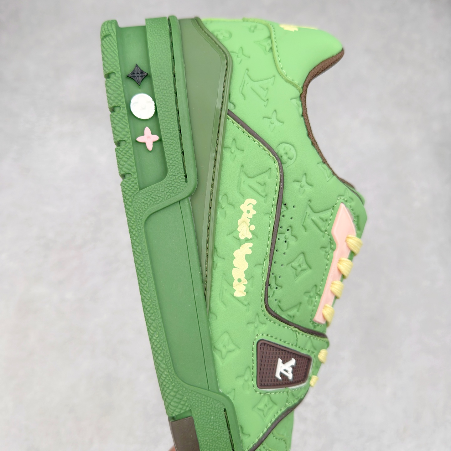 图片[6]-＃TG Louis Vuitton Trainer lv时装走秀运动鞋板鞋 纯白 老外外贸私人订单 口碑实力大厂出品 出货即市场巅峰 全套原纸板楦头开发 原汁原味 完美呈现版型 原数据独家私模大底 超高清洁度 极限压缩成本 超级跑量款式 全套原楦原纸版原鞋开模 独家磨具开发男女鞋 全网最具灵魂的版型 正确原装黄色鞋盒 正确中底印花 鞋面印花3D高频深度立体 全鞋电脑针车 紧密相连 针距密度一致 环保乳胶注塑鞋垫 厚度脚感还原原版 皮面裁剪部位 统一油边封口工艺 原装橡胶大底含胶量大底组合零偏差 专柜全套包装 防尘袋 说明书 质保卡 尺码：35 36 37 38 39 40 41 42 43 44 45-选品中心