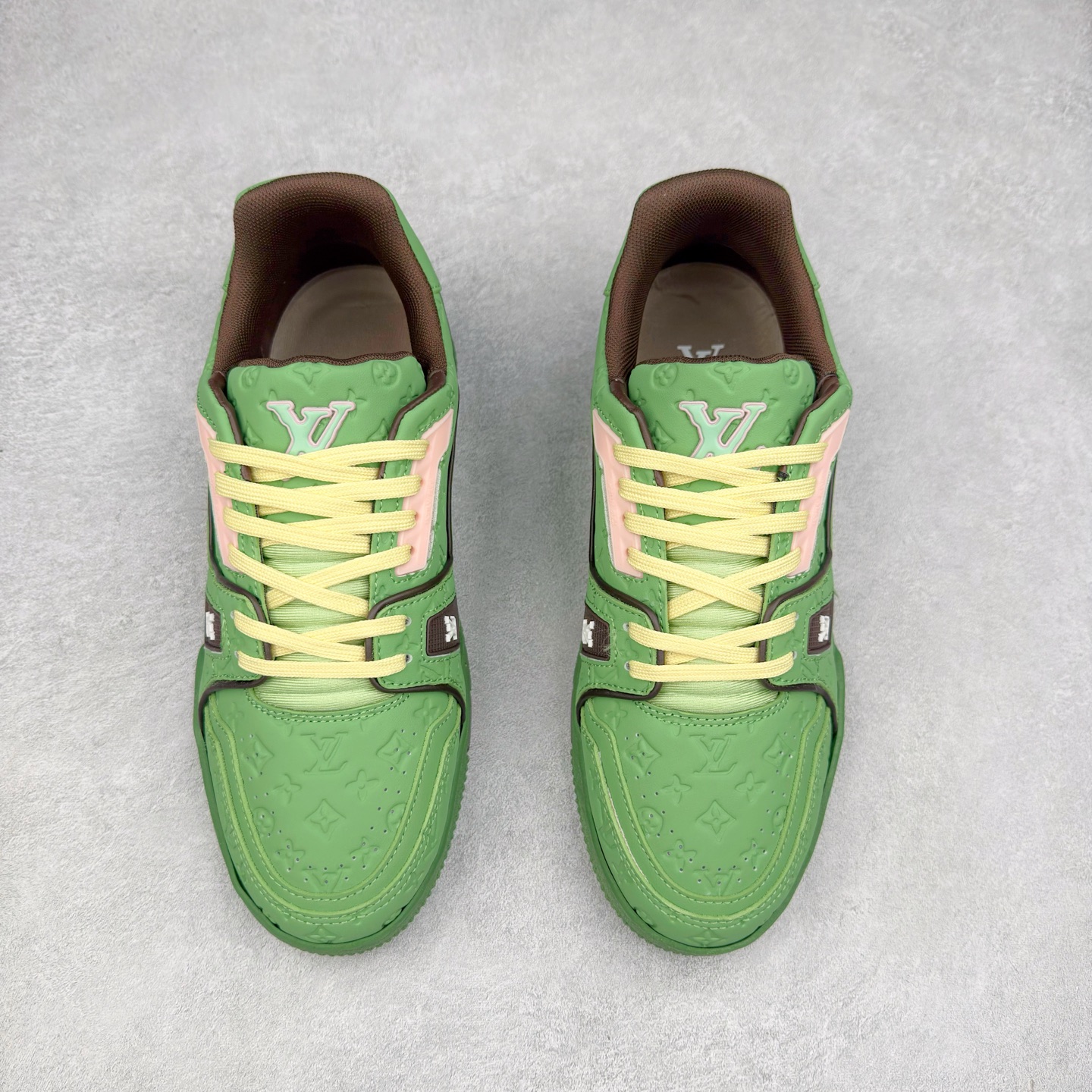 图片[2]-＃TG Louis Vuitton Trainer lv时装走秀运动鞋板鞋 纯白 老外外贸私人订单 口碑实力大厂出品 出货即市场巅峰 全套原纸板楦头开发 原汁原味 完美呈现版型 原数据独家私模大底 超高清洁度 极限压缩成本 超级跑量款式 全套原楦原纸版原鞋开模 独家磨具开发男女鞋 全网最具灵魂的版型 正确原装黄色鞋盒 正确中底印花 鞋面印花3D高频深度立体 全鞋电脑针车 紧密相连 针距密度一致 环保乳胶注塑鞋垫 厚度脚感还原原版 皮面裁剪部位 统一油边封口工艺 原装橡胶大底含胶量大底组合零偏差 专柜全套包装 防尘袋 说明书 质保卡 尺码：35 36 37 38 39 40 41 42 43 44 45-选品中心