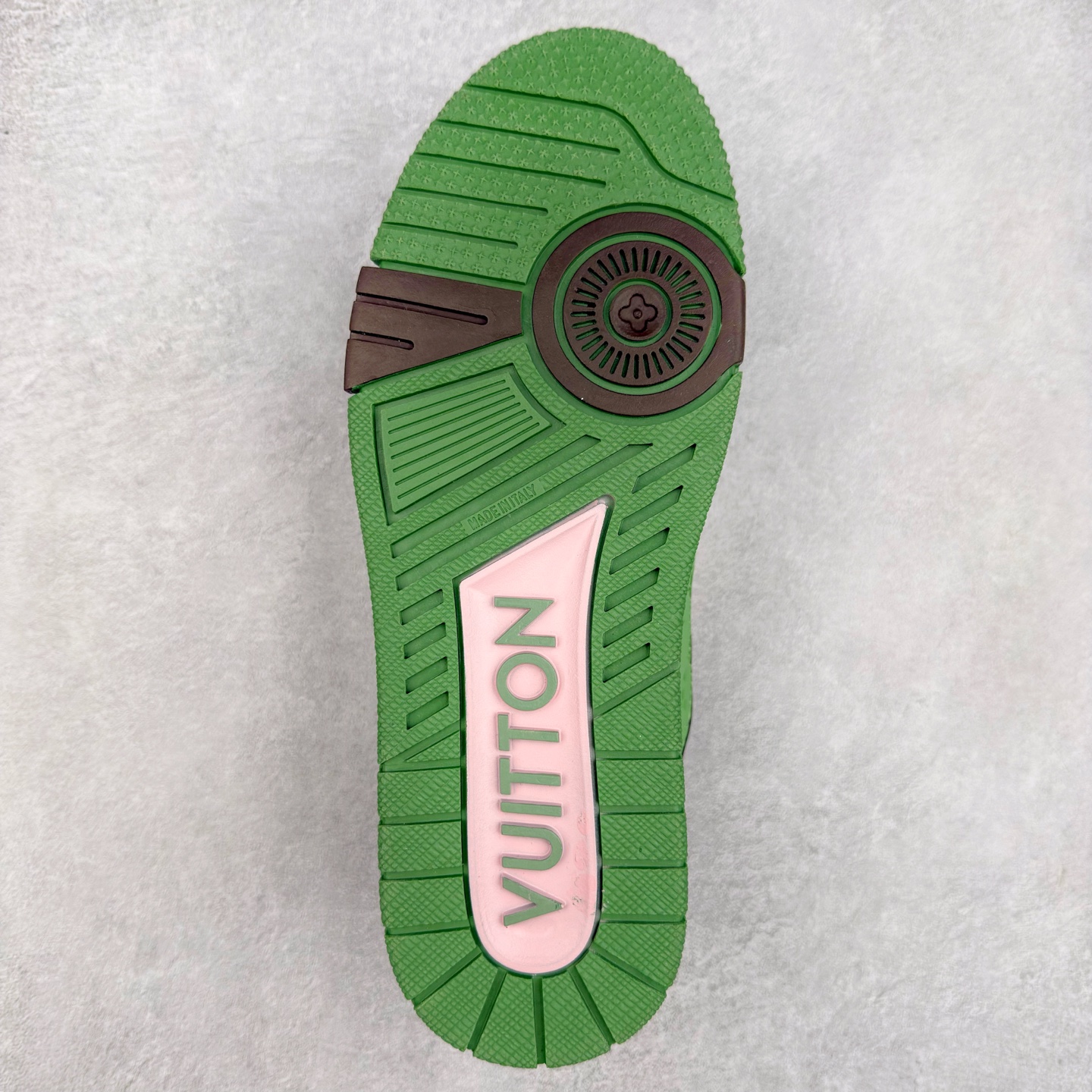 图片[9]-＃TG Louis Vuitton Trainer lv时装走秀运动鞋板鞋 纯白 老外外贸私人订单 口碑实力大厂出品 出货即市场巅峰 全套原纸板楦头开发 原汁原味 完美呈现版型 原数据独家私模大底 超高清洁度 极限压缩成本 超级跑量款式 全套原楦原纸版原鞋开模 独家磨具开发男女鞋 全网最具灵魂的版型 正确原装黄色鞋盒 正确中底印花 鞋面印花3D高频深度立体 全鞋电脑针车 紧密相连 针距密度一致 环保乳胶注塑鞋垫 厚度脚感还原原版 皮面裁剪部位 统一油边封口工艺 原装橡胶大底含胶量大底组合零偏差 专柜全套包装 防尘袋 说明书 质保卡 尺码：35 36 37 38 39 40 41 42 43 44 45-选品中心