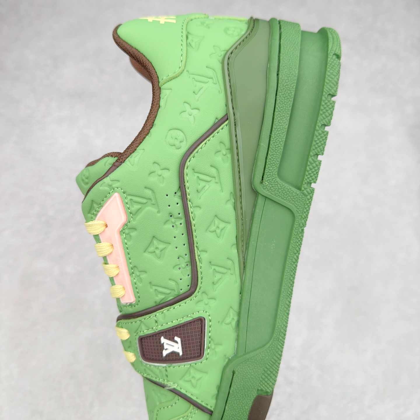 图片[7]-＃TG Louis Vuitton Trainer lv时装走秀运动鞋板鞋 纯白 老外外贸私人订单 口碑实力大厂出品 出货即市场巅峰 全套原纸板楦头开发 原汁原味 完美呈现版型 原数据独家私模大底 超高清洁度 极限压缩成本 超级跑量款式 全套原楦原纸版原鞋开模 独家磨具开发男女鞋 全网最具灵魂的版型 正确原装黄色鞋盒 正确中底印花 鞋面印花3D高频深度立体 全鞋电脑针车 紧密相连 针距密度一致 环保乳胶注塑鞋垫 厚度脚感还原原版 皮面裁剪部位 统一油边封口工艺 原装橡胶大底含胶量大底组合零偏差 专柜全套包装 防尘袋 说明书 质保卡 尺码：35 36 37 38 39 40 41 42 43 44 45-选品中心