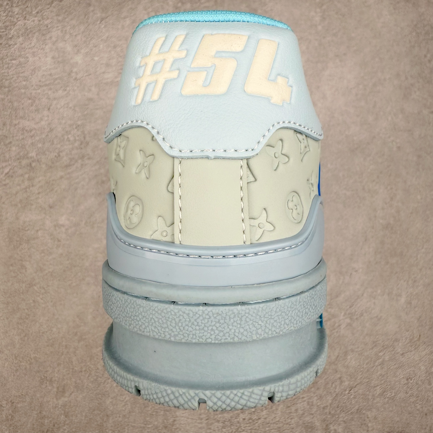 图片[8]-＃TG Louis Vuitton Trainer lv时装走秀运动鞋板鞋 纯白 老外外贸私人订单 口碑实力大厂出品 出货即市场巅峰 全套原纸板楦头开发 原汁原味 完美呈现版型 原数据独家私模大底 超高清洁度 极限压缩成本 超级跑量款式 全套原楦原纸版原鞋开模 独家磨具开发男女鞋 全网最具灵魂的版型 正确原装黄色鞋盒 正确中底印花 鞋面印花3D高频深度立体 全鞋电脑针车 紧密相连 针距密度一致 环保乳胶注塑鞋垫 厚度脚感还原原版 皮面裁剪部位 统一油边封口工艺 原装橡胶大底含胶量大底组合零偏差 专柜全套包装 防尘袋 说明书 质保卡 尺码：35 36 37 38 39 40 41 42 43 44 45-选品中心