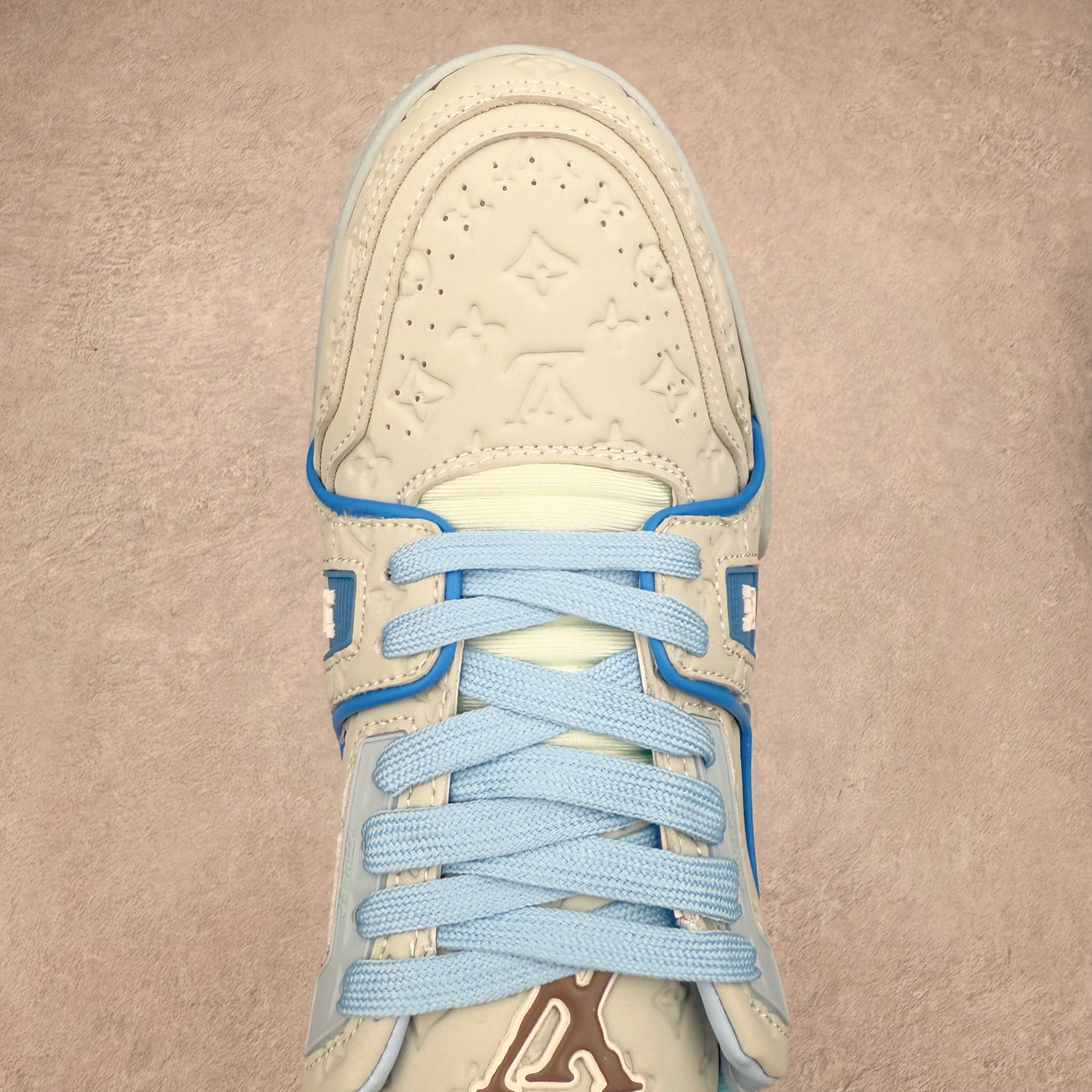 图片[4]-＃TG Louis Vuitton Trainer lv时装走秀运动鞋板鞋 纯白 老外外贸私人订单 口碑实力大厂出品 出货即市场巅峰 全套原纸板楦头开发 原汁原味 完美呈现版型 原数据独家私模大底 超高清洁度 极限压缩成本 超级跑量款式 全套原楦原纸版原鞋开模 独家磨具开发男女鞋 全网最具灵魂的版型 正确原装黄色鞋盒 正确中底印花 鞋面印花3D高频深度立体 全鞋电脑针车 紧密相连 针距密度一致 环保乳胶注塑鞋垫 厚度脚感还原原版 皮面裁剪部位 统一油边封口工艺 原装橡胶大底含胶量大底组合零偏差 专柜全套包装 防尘袋 说明书 质保卡 尺码：35 36 37 38 39 40 41 42 43 44 45-选品中心