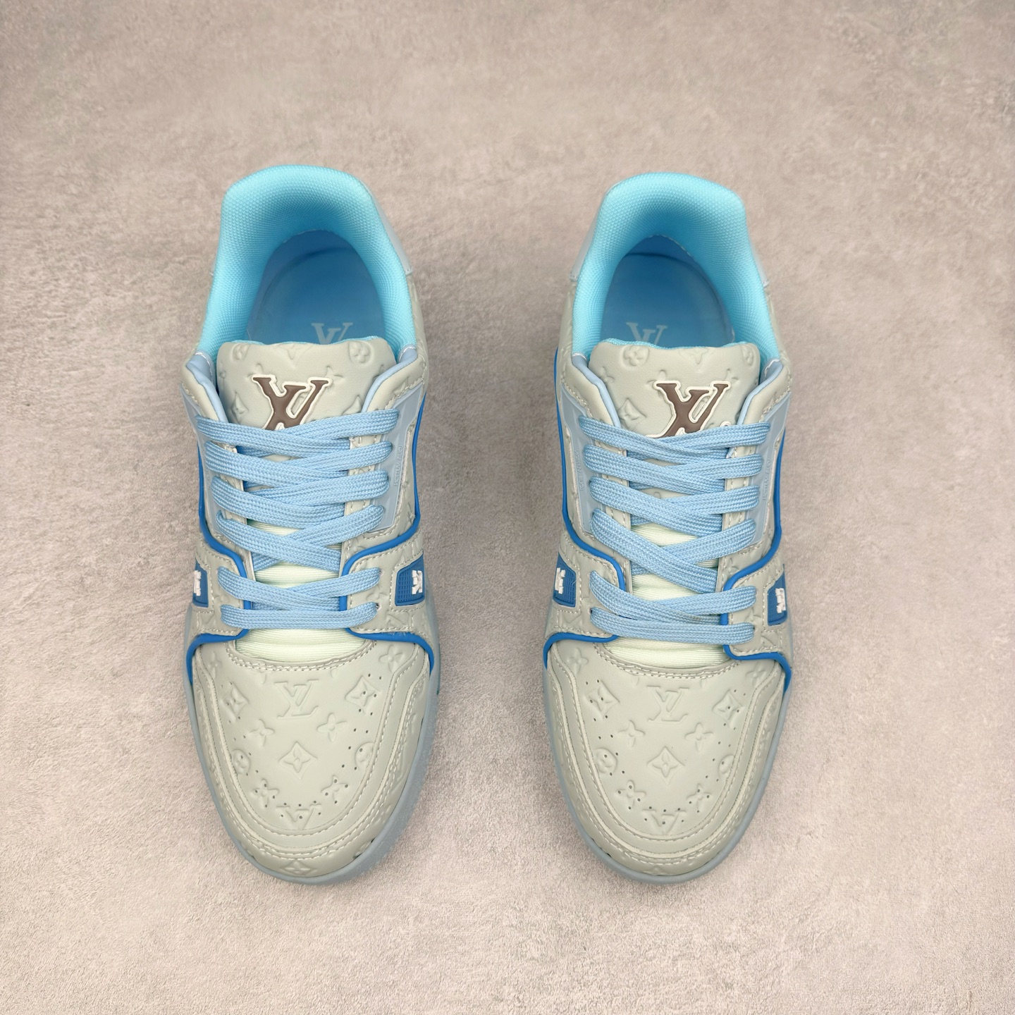 图片[2]-＃TG Louis Vuitton Trainer lv时装走秀运动鞋板鞋 纯白 老外外贸私人订单 口碑实力大厂出品 出货即市场巅峰 全套原纸板楦头开发 原汁原味 完美呈现版型 原数据独家私模大底 超高清洁度 极限压缩成本 超级跑量款式 全套原楦原纸版原鞋开模 独家磨具开发男女鞋 全网最具灵魂的版型 正确原装黄色鞋盒 正确中底印花 鞋面印花3D高频深度立体 全鞋电脑针车 紧密相连 针距密度一致 环保乳胶注塑鞋垫 厚度脚感还原原版 皮面裁剪部位 统一油边封口工艺 原装橡胶大底含胶量大底组合零偏差 专柜全套包装 防尘袋 说明书 质保卡 尺码：35 36 37 38 39 40 41 42 43 44 45-选品中心