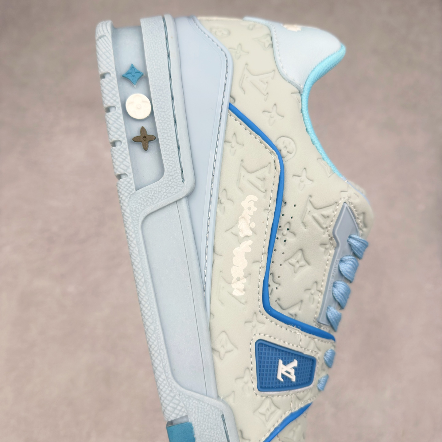 图片[6]-＃TG Louis Vuitton Trainer lv时装走秀运动鞋板鞋 纯白 老外外贸私人订单 口碑实力大厂出品 出货即市场巅峰 全套原纸板楦头开发 原汁原味 完美呈现版型 原数据独家私模大底 超高清洁度 极限压缩成本 超级跑量款式 全套原楦原纸版原鞋开模 独家磨具开发男女鞋 全网最具灵魂的版型 正确原装黄色鞋盒 正确中底印花 鞋面印花3D高频深度立体 全鞋电脑针车 紧密相连 针距密度一致 环保乳胶注塑鞋垫 厚度脚感还原原版 皮面裁剪部位 统一油边封口工艺 原装橡胶大底含胶量大底组合零偏差 专柜全套包装 防尘袋 说明书 质保卡 尺码：35 36 37 38 39 40 41 42 43 44 45-选品中心