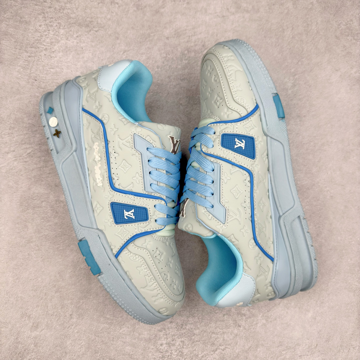 图片[3]-＃TG Louis Vuitton Trainer lv时装走秀运动鞋板鞋 纯白 老外外贸私人订单 口碑实力大厂出品 出货即市场巅峰 全套原纸板楦头开发 原汁原味 完美呈现版型 原数据独家私模大底 超高清洁度 极限压缩成本 超级跑量款式 全套原楦原纸版原鞋开模 独家磨具开发男女鞋 全网最具灵魂的版型 正确原装黄色鞋盒 正确中底印花 鞋面印花3D高频深度立体 全鞋电脑针车 紧密相连 针距密度一致 环保乳胶注塑鞋垫 厚度脚感还原原版 皮面裁剪部位 统一油边封口工艺 原装橡胶大底含胶量大底组合零偏差 专柜全套包装 防尘袋 说明书 质保卡 尺码：35 36 37 38 39 40 41 42 43 44 45-选品中心