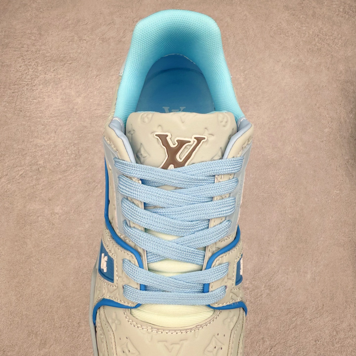 图片[5]-＃TG Louis Vuitton Trainer lv时装走秀运动鞋板鞋 纯白 老外外贸私人订单 口碑实力大厂出品 出货即市场巅峰 全套原纸板楦头开发 原汁原味 完美呈现版型 原数据独家私模大底 超高清洁度 极限压缩成本 超级跑量款式 全套原楦原纸版原鞋开模 独家磨具开发男女鞋 全网最具灵魂的版型 正确原装黄色鞋盒 正确中底印花 鞋面印花3D高频深度立体 全鞋电脑针车 紧密相连 针距密度一致 环保乳胶注塑鞋垫 厚度脚感还原原版 皮面裁剪部位 统一油边封口工艺 原装橡胶大底含胶量大底组合零偏差 专柜全套包装 防尘袋 说明书 质保卡 尺码：35 36 37 38 39 40 41 42 43 44 45-选品中心