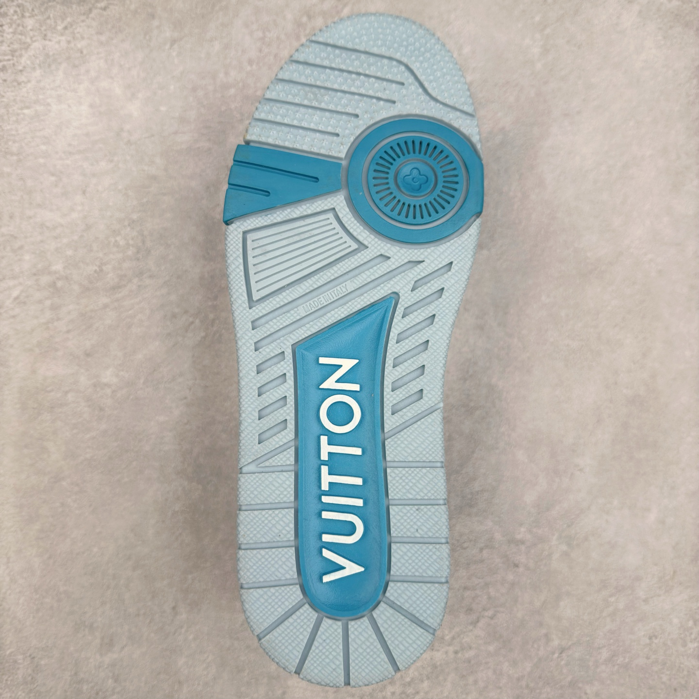 图片[9]-＃TG Louis Vuitton Trainer lv时装走秀运动鞋板鞋 纯白 老外外贸私人订单 口碑实力大厂出品 出货即市场巅峰 全套原纸板楦头开发 原汁原味 完美呈现版型 原数据独家私模大底 超高清洁度 极限压缩成本 超级跑量款式 全套原楦原纸版原鞋开模 独家磨具开发男女鞋 全网最具灵魂的版型 正确原装黄色鞋盒 正确中底印花 鞋面印花3D高频深度立体 全鞋电脑针车 紧密相连 针距密度一致 环保乳胶注塑鞋垫 厚度脚感还原原版 皮面裁剪部位 统一油边封口工艺 原装橡胶大底含胶量大底组合零偏差 专柜全套包装 防尘袋 说明书 质保卡 尺码：35 36 37 38 39 40 41 42 43 44 45-选品中心