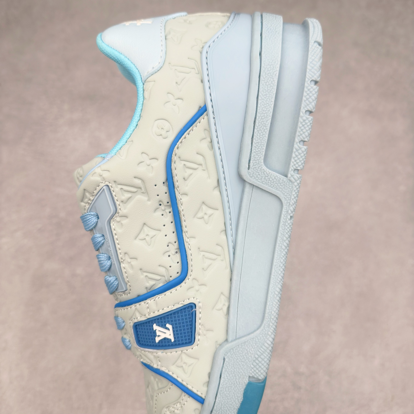 图片[7]-＃TG Louis Vuitton Trainer lv时装走秀运动鞋板鞋 纯白 老外外贸私人订单 口碑实力大厂出品 出货即市场巅峰 全套原纸板楦头开发 原汁原味 完美呈现版型 原数据独家私模大底 超高清洁度 极限压缩成本 超级跑量款式 全套原楦原纸版原鞋开模 独家磨具开发男女鞋 全网最具灵魂的版型 正确原装黄色鞋盒 正确中底印花 鞋面印花3D高频深度立体 全鞋电脑针车 紧密相连 针距密度一致 环保乳胶注塑鞋垫 厚度脚感还原原版 皮面裁剪部位 统一油边封口工艺 原装橡胶大底含胶量大底组合零偏差 专柜全套包装 防尘袋 说明书 质保卡 尺码：35 36 37 38 39 40 41 42 43 44 45-选品中心