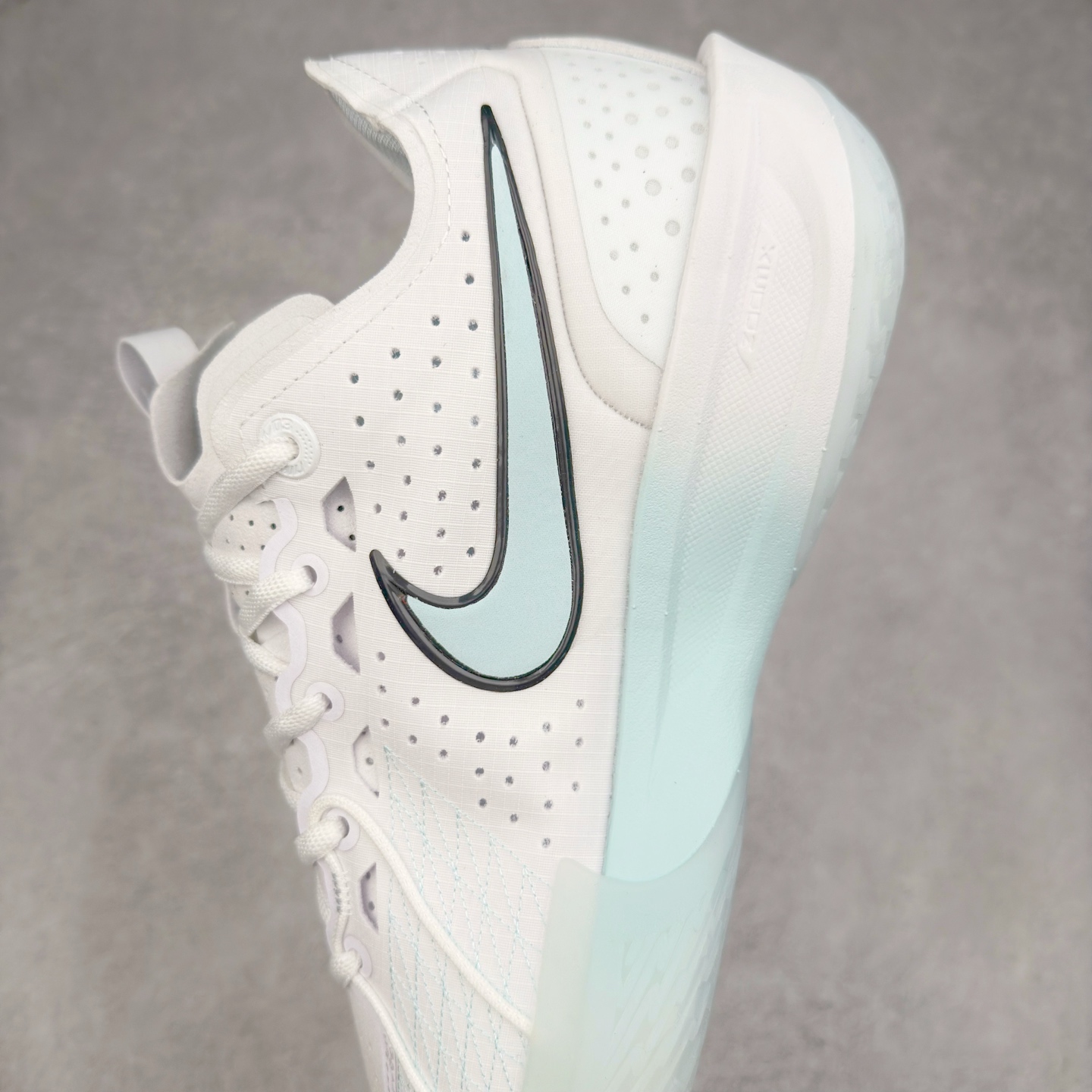 图片[7]-NK G.T. Cut 3.0 EP GT3代实战篮球鞋 DV2913-104 该鞋款采用出众回弹设计 为切入、转向和移步篮筐提供出色的能量回馈 回弹性能带来弹力充沛的迈步体验 助你爆发疾速 全掌型 ZoomX 泡绵 缔造弹力出众的轻盈迈步体验 助你在比赛升温时能够急速快攻 驰骋全场 鞋面绳线与鞋带相结合 有助稳固前足 后跟搭配加垫鞋口 为脚踝营造舒适稳固感受 全掌型 ZoomX 泡绵 能够带来出众的能量回馈 前足外侧采用精巧塑料覆面 在瞬间爆发时提供稳固脚感 尺码：39 40 40.5 41 42 42.5 43 44 44.5 45 46-选品中心