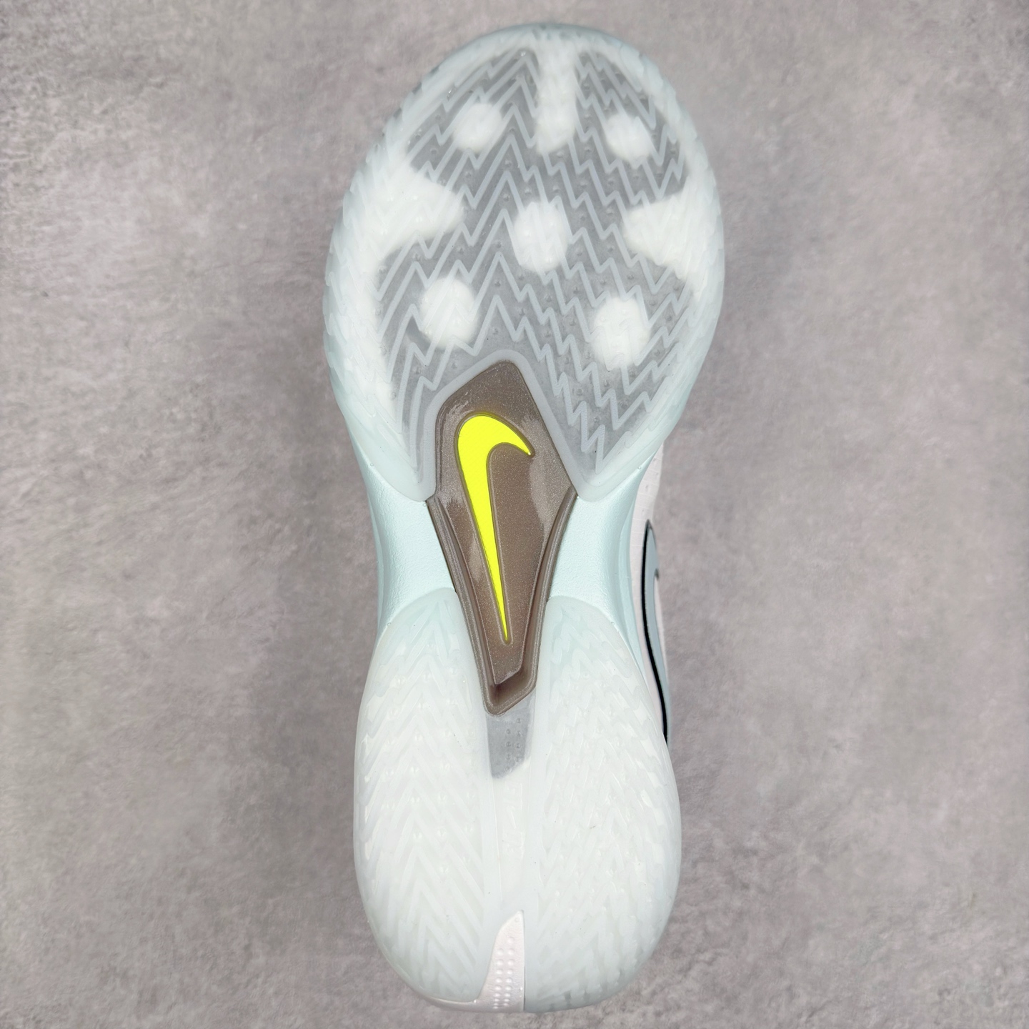 图片[9]-NK G.T. Cut 3.0 EP GT3代实战篮球鞋 DV2913-104 该鞋款采用出众回弹设计 为切入、转向和移步篮筐提供出色的能量回馈 回弹性能带来弹力充沛的迈步体验 助你爆发疾速 全掌型 ZoomX 泡绵 缔造弹力出众的轻盈迈步体验 助你在比赛升温时能够急速快攻 驰骋全场 鞋面绳线与鞋带相结合 有助稳固前足 后跟搭配加垫鞋口 为脚踝营造舒适稳固感受 全掌型 ZoomX 泡绵 能够带来出众的能量回馈 前足外侧采用精巧塑料覆面 在瞬间爆发时提供稳固脚感 尺码：39 40 40.5 41 42 42.5 43 44 44.5 45 46-选品中心