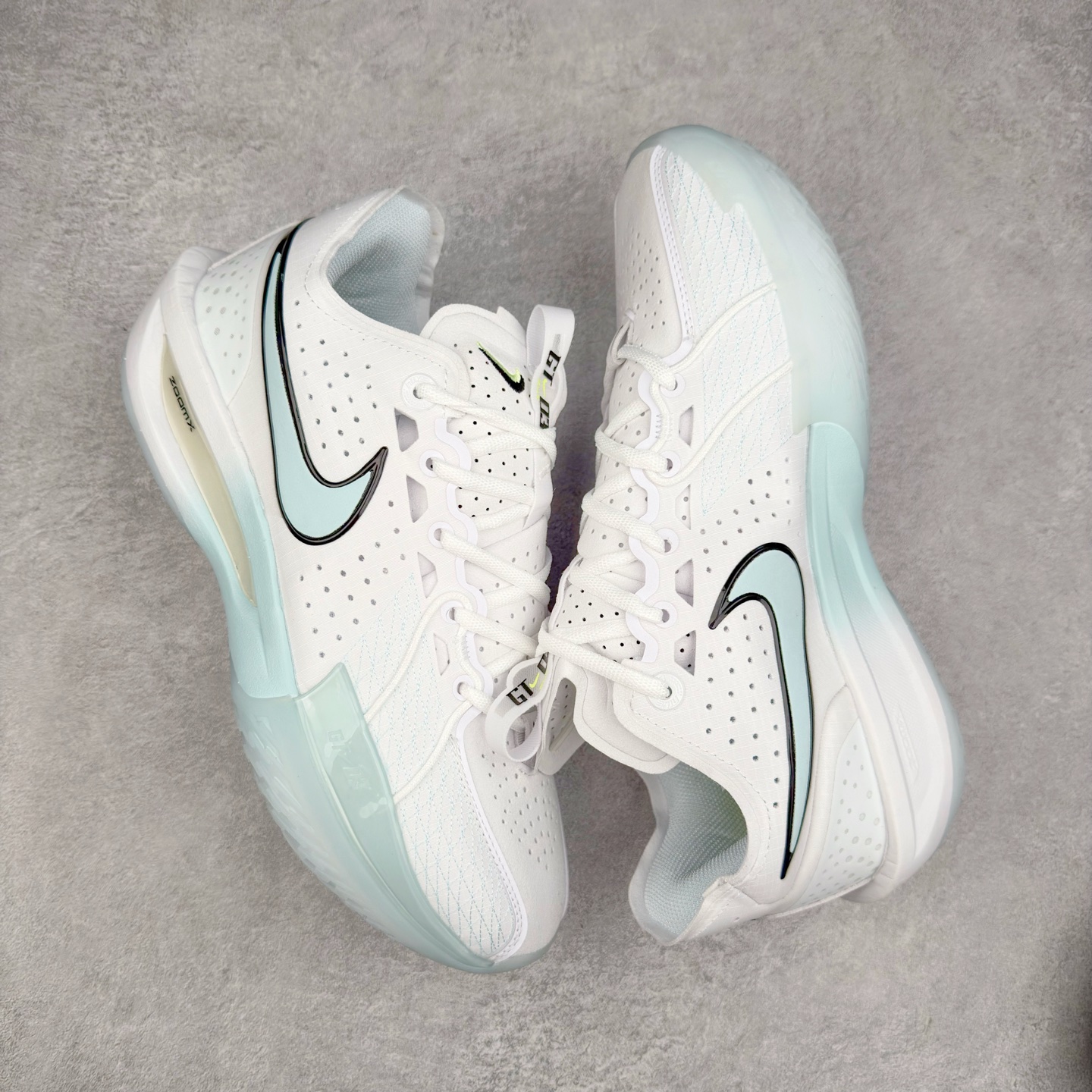 图片[3]-NK G.T. Cut 3.0 EP GT3代实战篮球鞋 DV2913-104 该鞋款采用出众回弹设计 为切入、转向和移步篮筐提供出色的能量回馈 回弹性能带来弹力充沛的迈步体验 助你爆发疾速 全掌型 ZoomX 泡绵 缔造弹力出众的轻盈迈步体验 助你在比赛升温时能够急速快攻 驰骋全场 鞋面绳线与鞋带相结合 有助稳固前足 后跟搭配加垫鞋口 为脚踝营造舒适稳固感受 全掌型 ZoomX 泡绵 能够带来出众的能量回馈 前足外侧采用精巧塑料覆面 在瞬间爆发时提供稳固脚感 尺码：39 40 40.5 41 42 42.5 43 44 44.5 45 46-选品中心