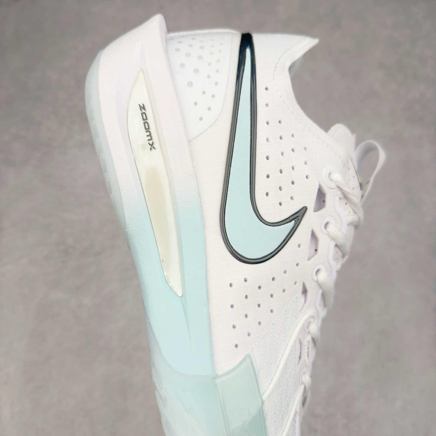 图片[6]-NK G.T. Cut 3.0 EP GT3代实战篮球鞋 DV2913-104 该鞋款采用出众回弹设计 为切入、转向和移步篮筐提供出色的能量回馈 回弹性能带来弹力充沛的迈步体验 助你爆发疾速 全掌型 ZoomX 泡绵 缔造弹力出众的轻盈迈步体验 助你在比赛升温时能够急速快攻 驰骋全场 鞋面绳线与鞋带相结合 有助稳固前足 后跟搭配加垫鞋口 为脚踝营造舒适稳固感受 全掌型 ZoomX 泡绵 能够带来出众的能量回馈 前足外侧采用精巧塑料覆面 在瞬间爆发时提供稳固脚感 尺码：39 40 40.5 41 42 42.5 43 44 44.5 45 46-选品中心