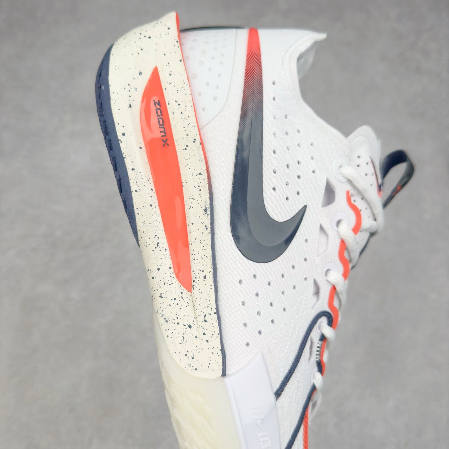 图片[6]-NK G.T. Cut 3.0 EP GT3代实战篮球鞋 IB8870-191 该鞋款采用出众回弹设计 为切入、转向和移步篮筐提供出色的能量回馈 回弹性能带来弹力充沛的迈步体验 助你爆发疾速 全掌型 ZoomX 泡绵 缔造弹力出众的轻盈迈步体验 助你在比赛升温时能够急速快攻 驰骋全场 鞋面绳线与鞋带相结合 有助稳固前足 后跟搭配加垫鞋口 为脚踝营造舒适稳固感受 全掌型 ZoomX 泡绵 能够带来出众的能量回馈 前足外侧采用精巧塑料覆面 在瞬间爆发时提供稳固脚感 尺码：39 40 40.5 41 42 42.5 43 44 44.5 45 46-选品中心