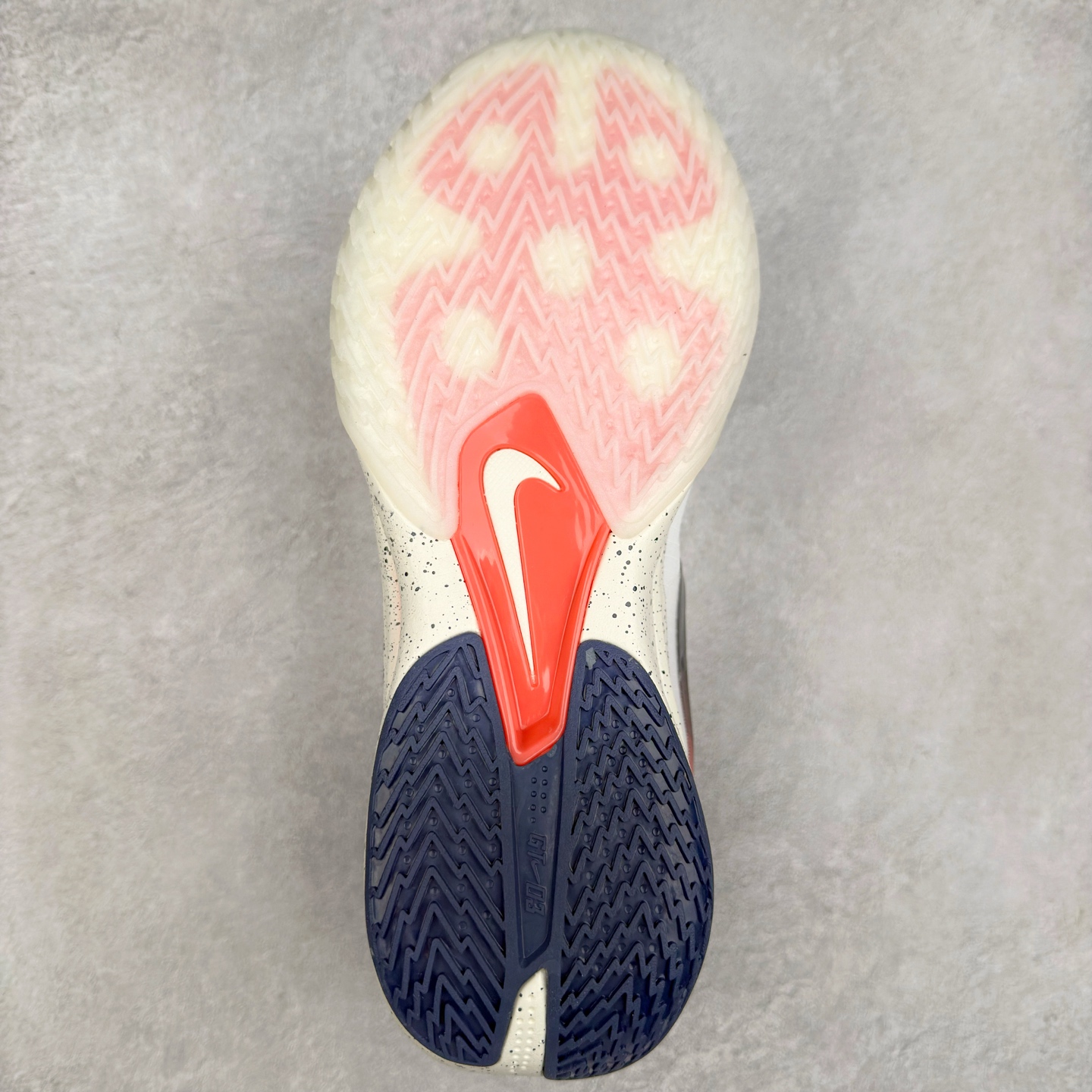 图片[9]-NK G.T. Cut 3.0 EP GT3代实战篮球鞋 IB8870-191 该鞋款采用出众回弹设计 为切入、转向和移步篮筐提供出色的能量回馈 回弹性能带来弹力充沛的迈步体验 助你爆发疾速 全掌型 ZoomX 泡绵 缔造弹力出众的轻盈迈步体验 助你在比赛升温时能够急速快攻 驰骋全场 鞋面绳线与鞋带相结合 有助稳固前足 后跟搭配加垫鞋口 为脚踝营造舒适稳固感受 全掌型 ZoomX 泡绵 能够带来出众的能量回馈 前足外侧采用精巧塑料覆面 在瞬间爆发时提供稳固脚感 尺码：39 40 40.5 41 42 42.5 43 44 44.5 45 46-选品中心