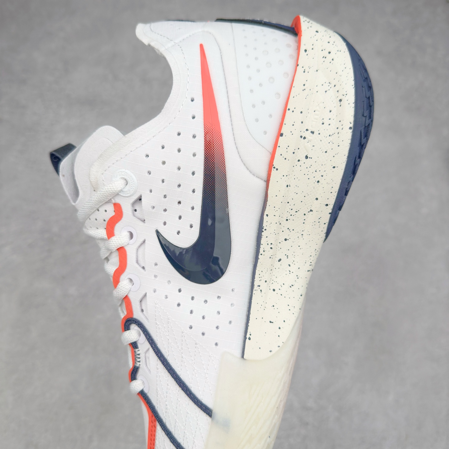 图片[7]-NK G.T. Cut 3.0 EP GT3代实战篮球鞋 IB8870-191 该鞋款采用出众回弹设计 为切入、转向和移步篮筐提供出色的能量回馈 回弹性能带来弹力充沛的迈步体验 助你爆发疾速 全掌型 ZoomX 泡绵 缔造弹力出众的轻盈迈步体验 助你在比赛升温时能够急速快攻 驰骋全场 鞋面绳线与鞋带相结合 有助稳固前足 后跟搭配加垫鞋口 为脚踝营造舒适稳固感受 全掌型 ZoomX 泡绵 能够带来出众的能量回馈 前足外侧采用精巧塑料覆面 在瞬间爆发时提供稳固脚感 尺码：39 40 40.5 41 42 42.5 43 44 44.5 45 46-选品中心