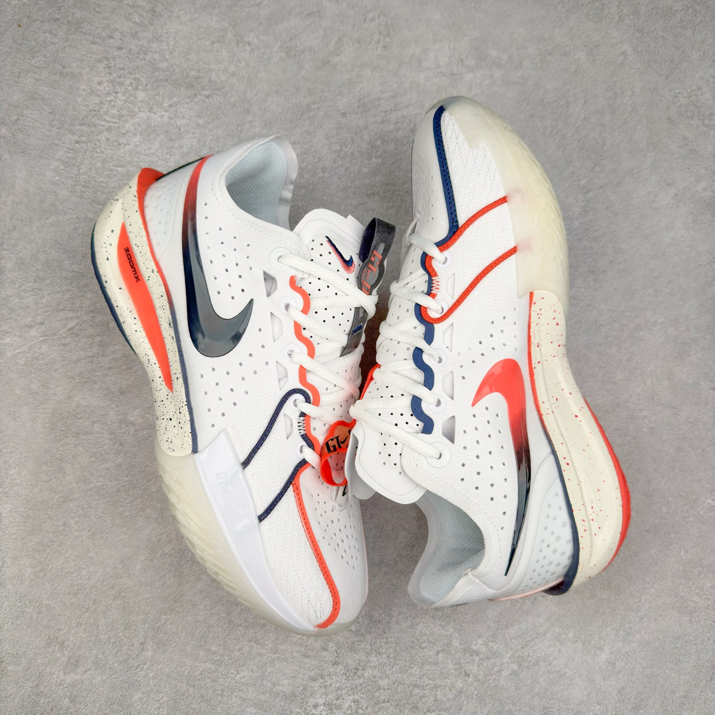 图片[3]-NK G.T. Cut 3.0 EP GT3代实战篮球鞋 IB8870-191 该鞋款采用出众回弹设计 为切入、转向和移步篮筐提供出色的能量回馈 回弹性能带来弹力充沛的迈步体验 助你爆发疾速 全掌型 ZoomX 泡绵 缔造弹力出众的轻盈迈步体验 助你在比赛升温时能够急速快攻 驰骋全场 鞋面绳线与鞋带相结合 有助稳固前足 后跟搭配加垫鞋口 为脚踝营造舒适稳固感受 全掌型 ZoomX 泡绵 能够带来出众的能量回馈 前足外侧采用精巧塑料覆面 在瞬间爆发时提供稳固脚感 尺码：39 40 40.5 41 42 42.5 43 44 44.5 45 46-选品中心