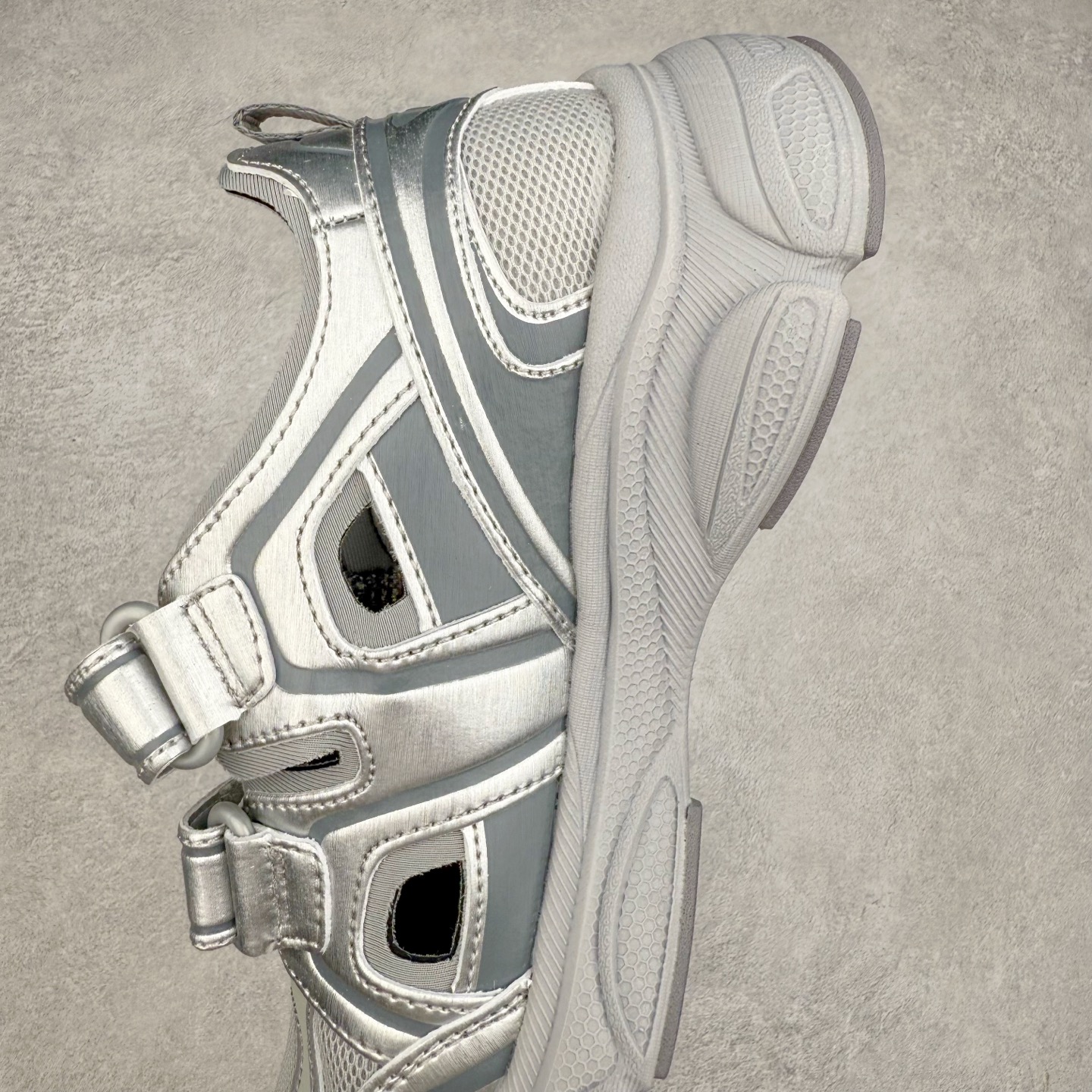 图片[7]-MLB Sandal Chunky Mask 纽约洋基队百搭时尚运动凉鞋 MLB是韩国F&F旗下潮流服装品牌 拥有150年历史的经典传统 是街头文化和国际生活方式的领导者 MLB拥有包括男装、女装、童装、配饰在内的全品类服饰 提供覆盖各性别、各年龄层、From Head to Toe的穿搭装备 其产品结合了韩国的时尚造型与质感 展现了运动服饰也可以兼具时尚潮流的风格 在产品设计上 MLB不仅融合了美国职业棒球大联盟的各当家球队 更结合了棒球运动中的各个元素 复古风范自信控场 复古鞋型率先勾描独特的自我态度 在经典线条与时尚元素的精彩交织下刷新街头复古运动风潮 质感十足兼备卓越的舒适透气性能迎合夏日追求的自在脚感。尺码：36 36.5 37.5 38 38.5 39 40 40.5 41 42 42.5 43 44 45-选品中心