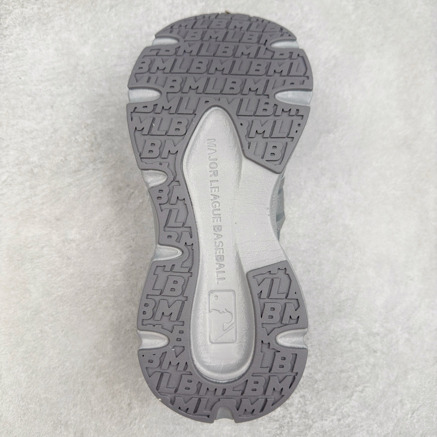 图片[9]-MLB Sandal Chunky Mask 纽约洋基队百搭时尚运动凉鞋 MLB是韩国F&F旗下潮流服装品牌 拥有150年历史的经典传统 是街头文化和国际生活方式的领导者 MLB拥有包括男装、女装、童装、配饰在内的全品类服饰 提供覆盖各性别、各年龄层、From Head to Toe的穿搭装备 其产品结合了韩国的时尚造型与质感 展现了运动服饰也可以兼具时尚潮流的风格 在产品设计上 MLB不仅融合了美国职业棒球大联盟的各当家球队 更结合了棒球运动中的各个元素 复古风范自信控场 复古鞋型率先勾描独特的自我态度 在经典线条与时尚元素的精彩交织下刷新街头复古运动风潮 质感十足兼备卓越的舒适透气性能迎合夏日追求的自在脚感。尺码：36 36.5 37.5 38 38.5 39 40 40.5 41 42 42.5 43 44 45-选品中心