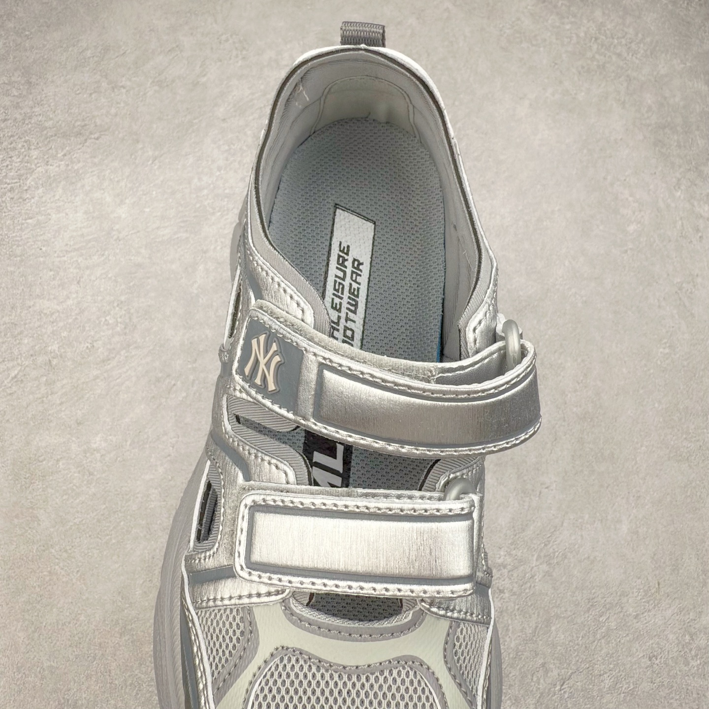 图片[5]-MLB Sandal Chunky Mask 纽约洋基队百搭时尚运动凉鞋 MLB是韩国F&F旗下潮流服装品牌 拥有150年历史的经典传统 是街头文化和国际生活方式的领导者 MLB拥有包括男装、女装、童装、配饰在内的全品类服饰 提供覆盖各性别、各年龄层、From Head to Toe的穿搭装备 其产品结合了韩国的时尚造型与质感 展现了运动服饰也可以兼具时尚潮流的风格 在产品设计上 MLB不仅融合了美国职业棒球大联盟的各当家球队 更结合了棒球运动中的各个元素 复古风范自信控场 复古鞋型率先勾描独特的自我态度 在经典线条与时尚元素的精彩交织下刷新街头复古运动风潮 质感十足兼备卓越的舒适透气性能迎合夏日追求的自在脚感。尺码：36 36.5 37.5 38 38.5 39 40 40.5 41 42 42.5 43 44 45-选品中心