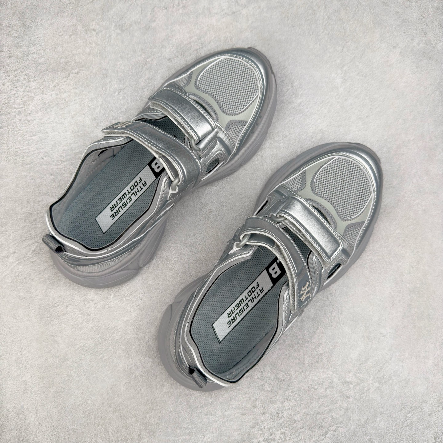 图片[3]-MLB Sandal Chunky Mask 纽约洋基队百搭时尚运动凉鞋 MLB是韩国F&F旗下潮流服装品牌 拥有150年历史的经典传统 是街头文化和国际生活方式的领导者 MLB拥有包括男装、女装、童装、配饰在内的全品类服饰 提供覆盖各性别、各年龄层、From Head to Toe的穿搭装备 其产品结合了韩国的时尚造型与质感 展现了运动服饰也可以兼具时尚潮流的风格 在产品设计上 MLB不仅融合了美国职业棒球大联盟的各当家球队 更结合了棒球运动中的各个元素 复古风范自信控场 复古鞋型率先勾描独特的自我态度 在经典线条与时尚元素的精彩交织下刷新街头复古运动风潮 质感十足兼备卓越的舒适透气性能迎合夏日追求的自在脚感。尺码：36 36.5 37.5 38 38.5 39 40 40.5 41 42 42.5 43 44 45-选品中心