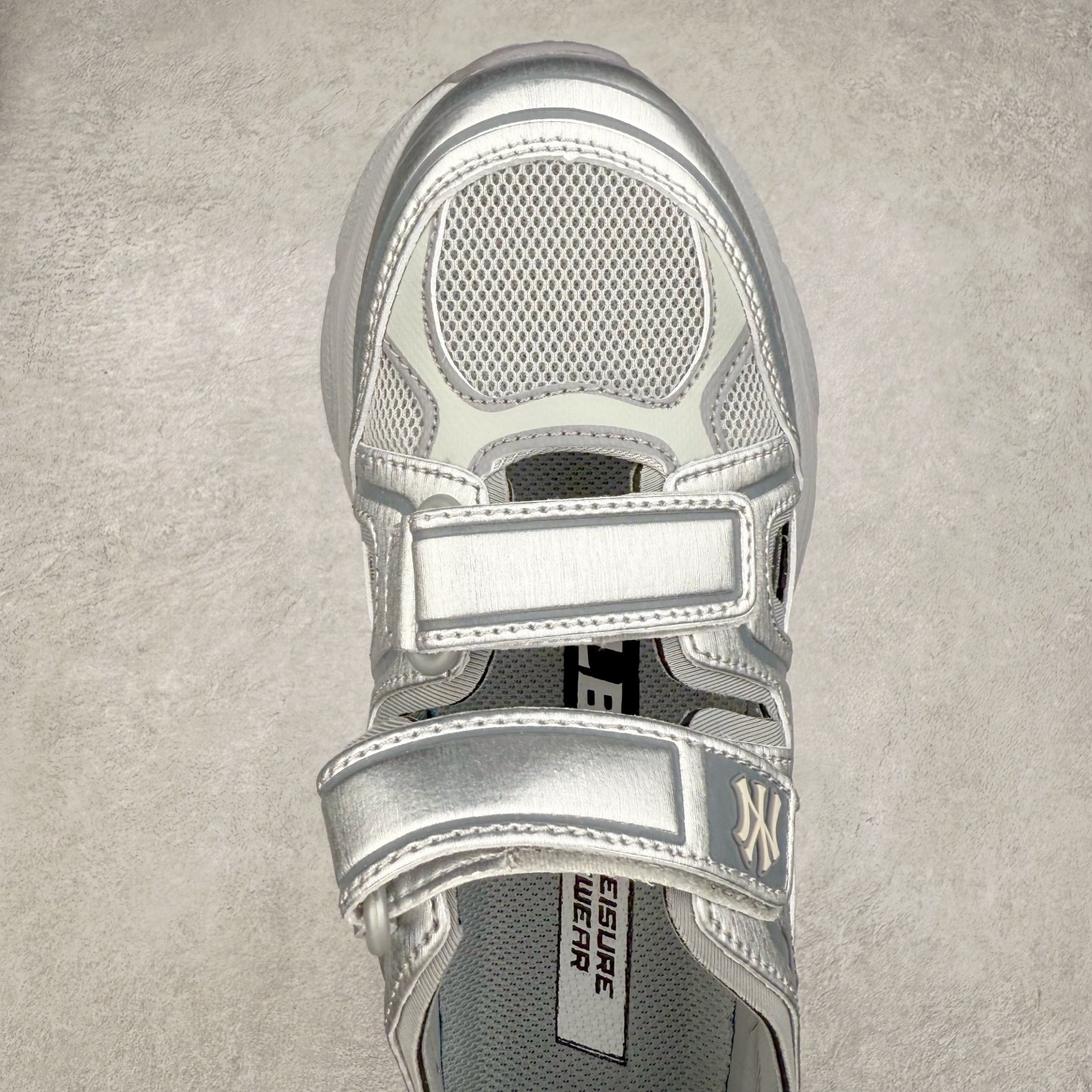 图片[4]-MLB Sandal Chunky Mask 纽约洋基队百搭时尚运动凉鞋 MLB是韩国F&F旗下潮流服装品牌 拥有150年历史的经典传统 是街头文化和国际生活方式的领导者 MLB拥有包括男装、女装、童装、配饰在内的全品类服饰 提供覆盖各性别、各年龄层、From Head to Toe的穿搭装备 其产品结合了韩国的时尚造型与质感 展现了运动服饰也可以兼具时尚潮流的风格 在产品设计上 MLB不仅融合了美国职业棒球大联盟的各当家球队 更结合了棒球运动中的各个元素 复古风范自信控场 复古鞋型率先勾描独特的自我态度 在经典线条与时尚元素的精彩交织下刷新街头复古运动风潮 质感十足兼备卓越的舒适透气性能迎合夏日追求的自在脚感。尺码：36 36.5 37.5 38 38.5 39 40 40.5 41 42 42.5 43 44 45-选品中心