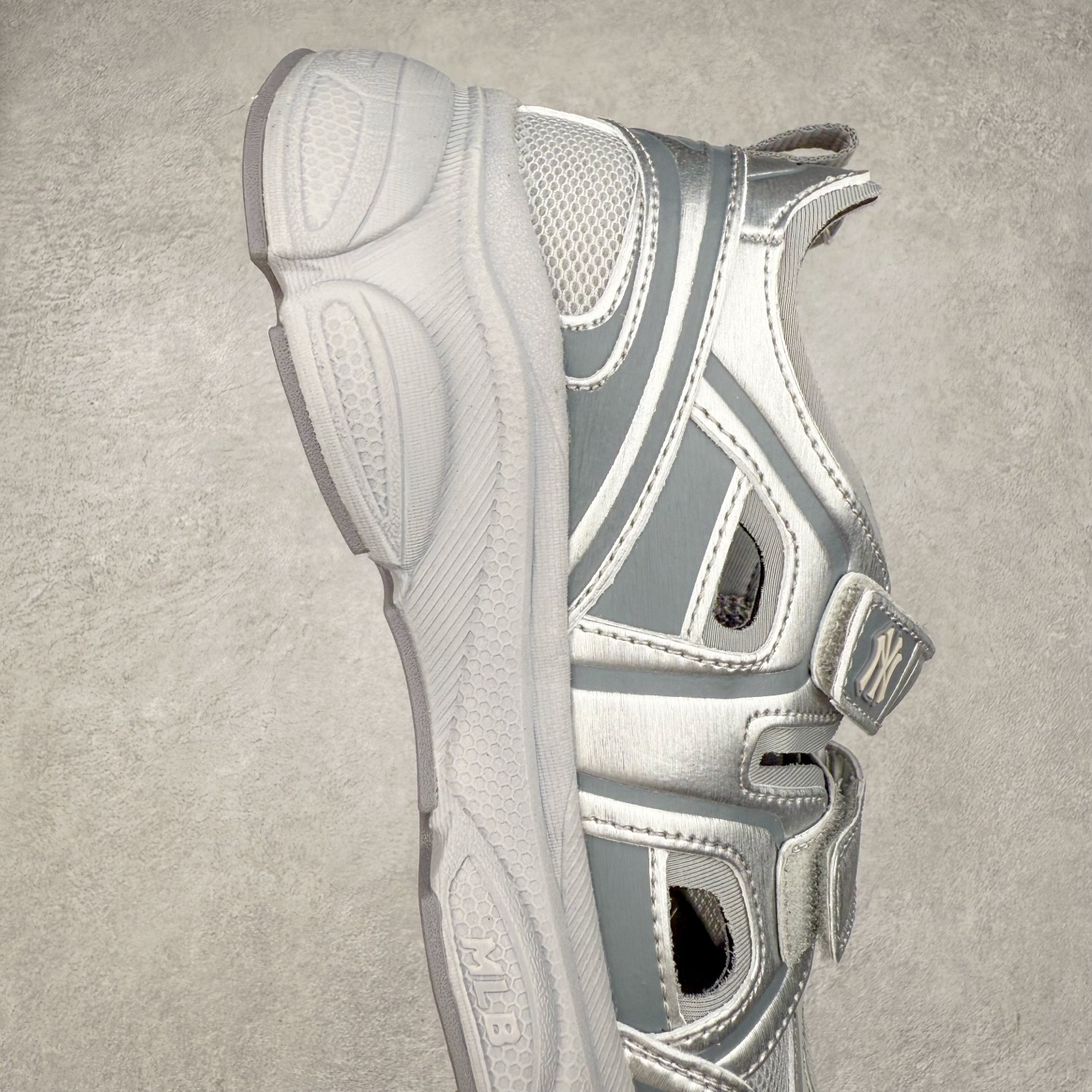 图片[6]-MLB Sandal Chunky Mask 纽约洋基队百搭时尚运动凉鞋 MLB是韩国F&F旗下潮流服装品牌 拥有150年历史的经典传统 是街头文化和国际生活方式的领导者 MLB拥有包括男装、女装、童装、配饰在内的全品类服饰 提供覆盖各性别、各年龄层、From Head to Toe的穿搭装备 其产品结合了韩国的时尚造型与质感 展现了运动服饰也可以兼具时尚潮流的风格 在产品设计上 MLB不仅融合了美国职业棒球大联盟的各当家球队 更结合了棒球运动中的各个元素 复古风范自信控场 复古鞋型率先勾描独特的自我态度 在经典线条与时尚元素的精彩交织下刷新街头复古运动风潮 质感十足兼备卓越的舒适透气性能迎合夏日追求的自在脚感。尺码：36 36.5 37.5 38 38.5 39 40 40.5 41 42 42.5 43 44 45-选品中心